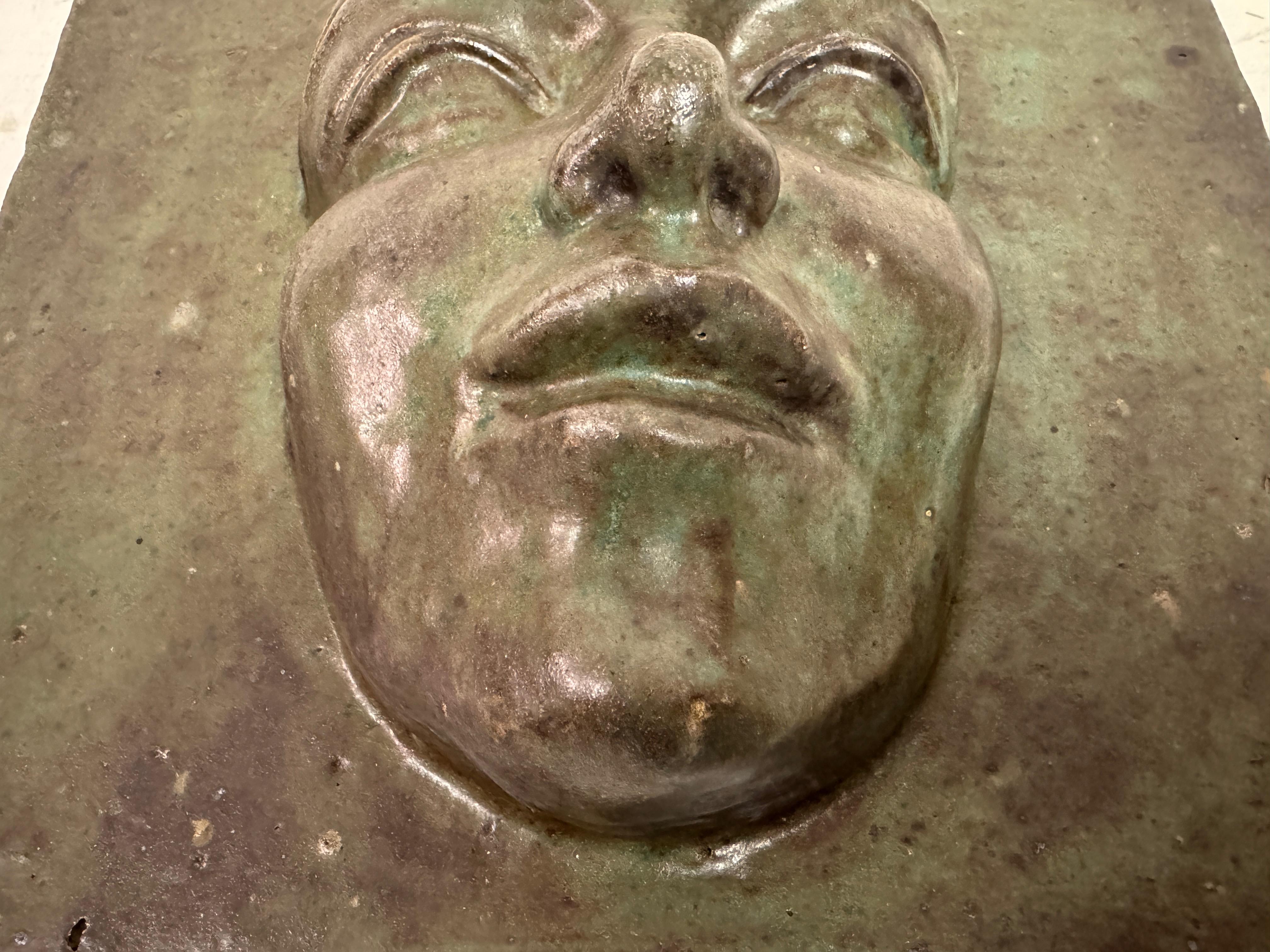 Plaque de visage en Studio Pottery, milieu du 20e siècle Bon état - En vente à London, London