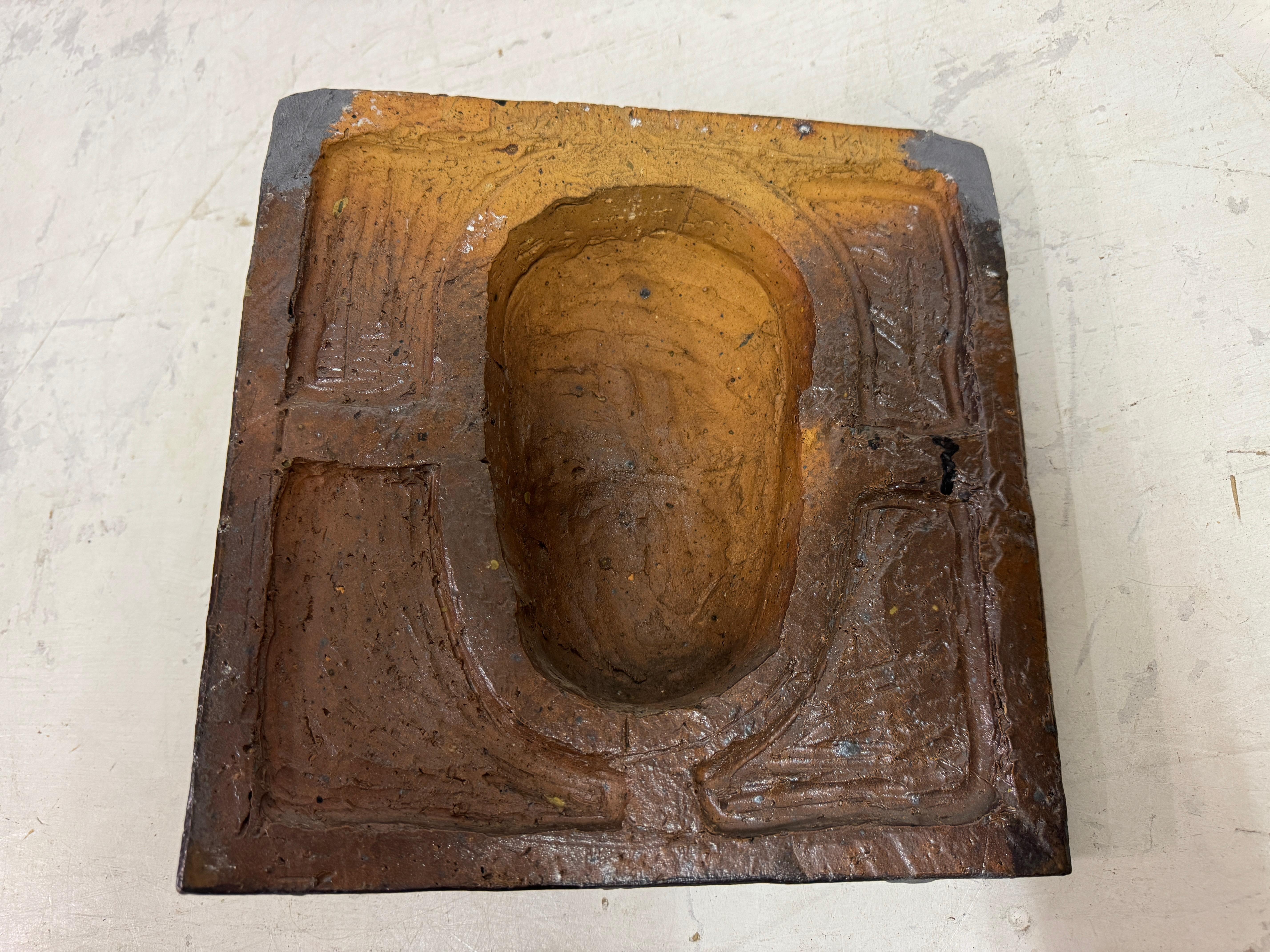 Plaque de visage en Studio Pottery, milieu du 20e siècle en vente 1