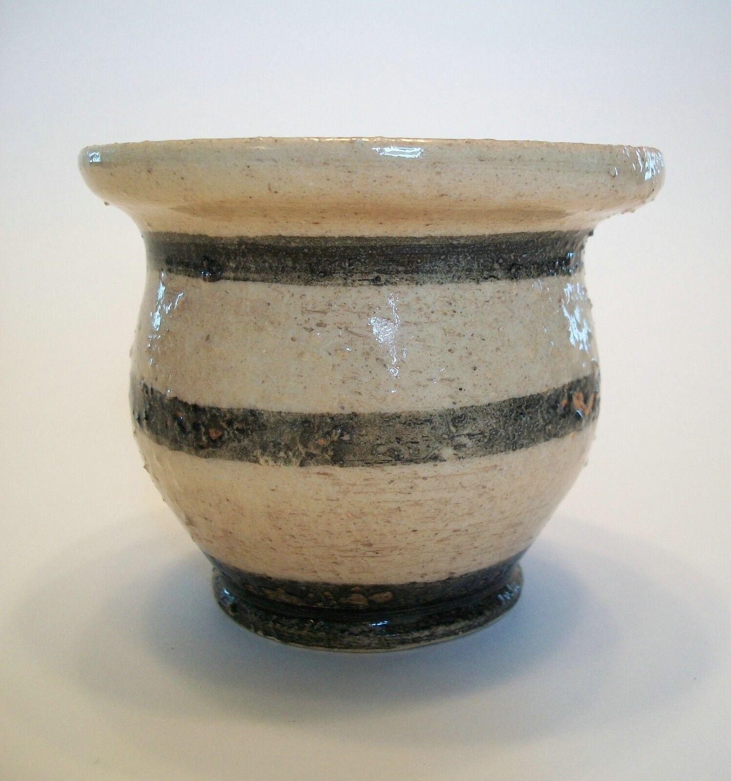 Mid-Century Modern Studio Pottery Vase émaillé et décoré - Signé - Canada - Fin du 20e siècle en vente