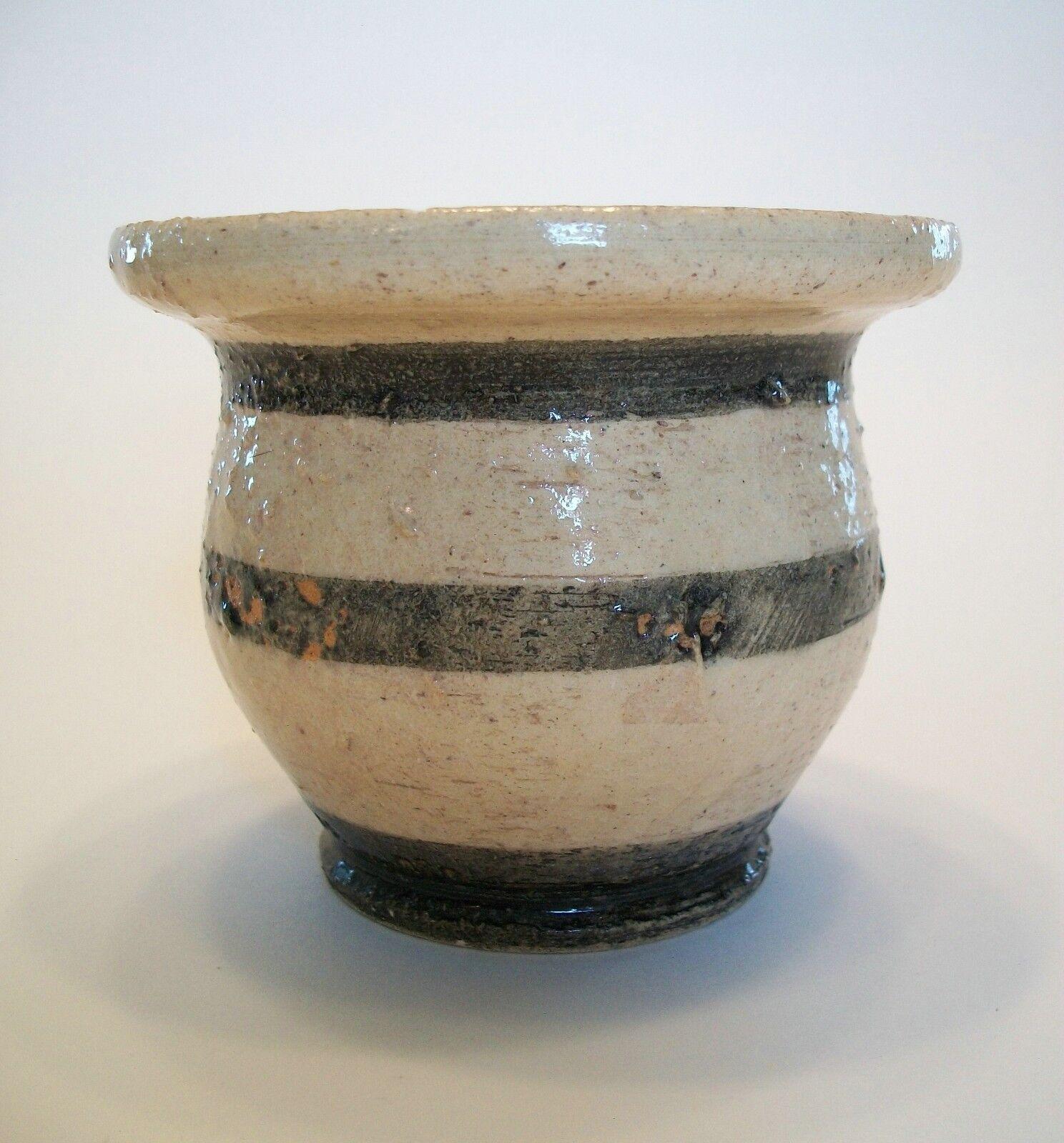 Canadien Studio Pottery Vase émaillé et décoré - Signé - Canada - Fin du 20e siècle en vente