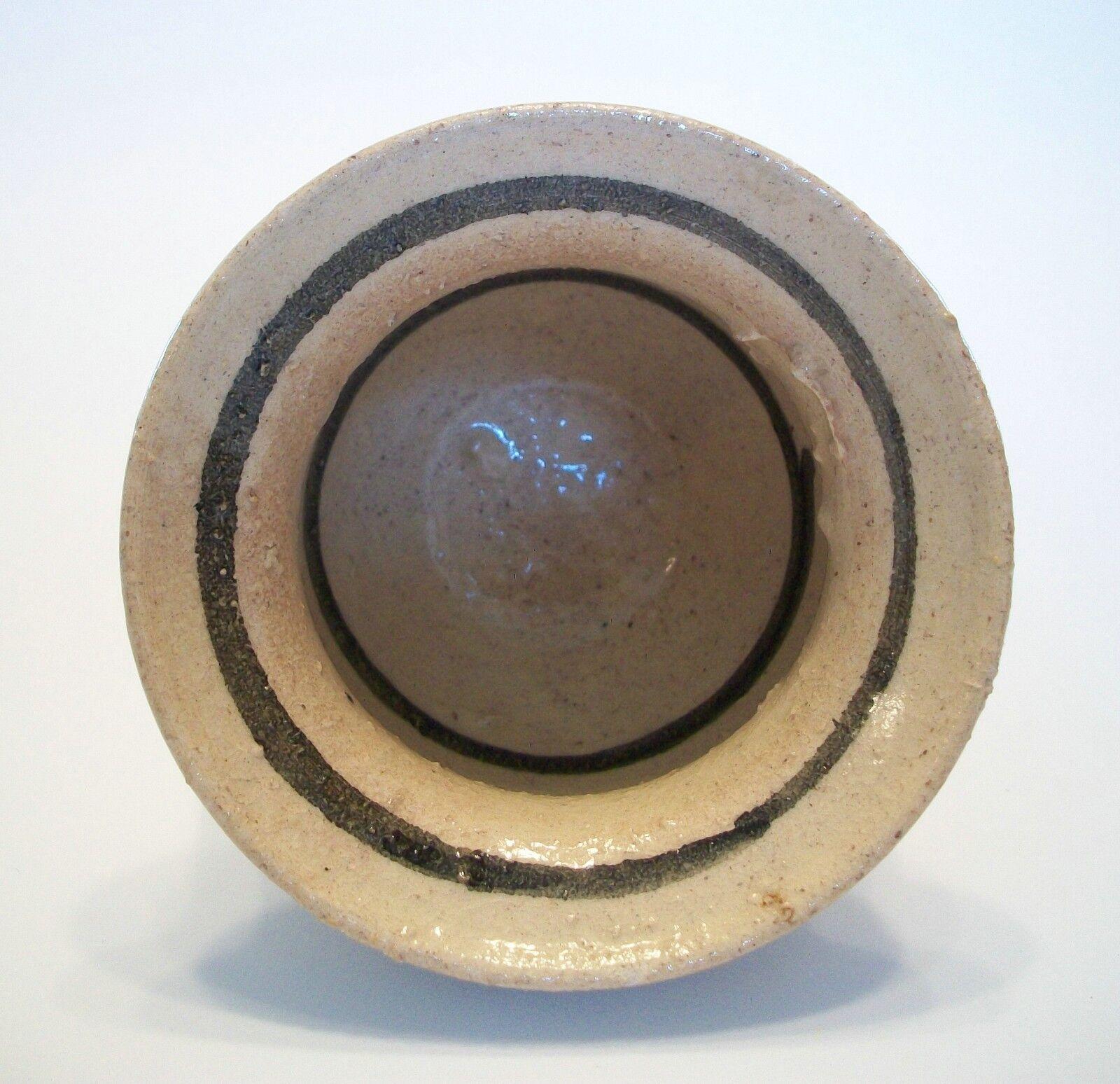 Studio Pottery Vase émaillé et décoré - Signé - Canada - Fin du 20e siècle Bon état - En vente à Chatham, ON