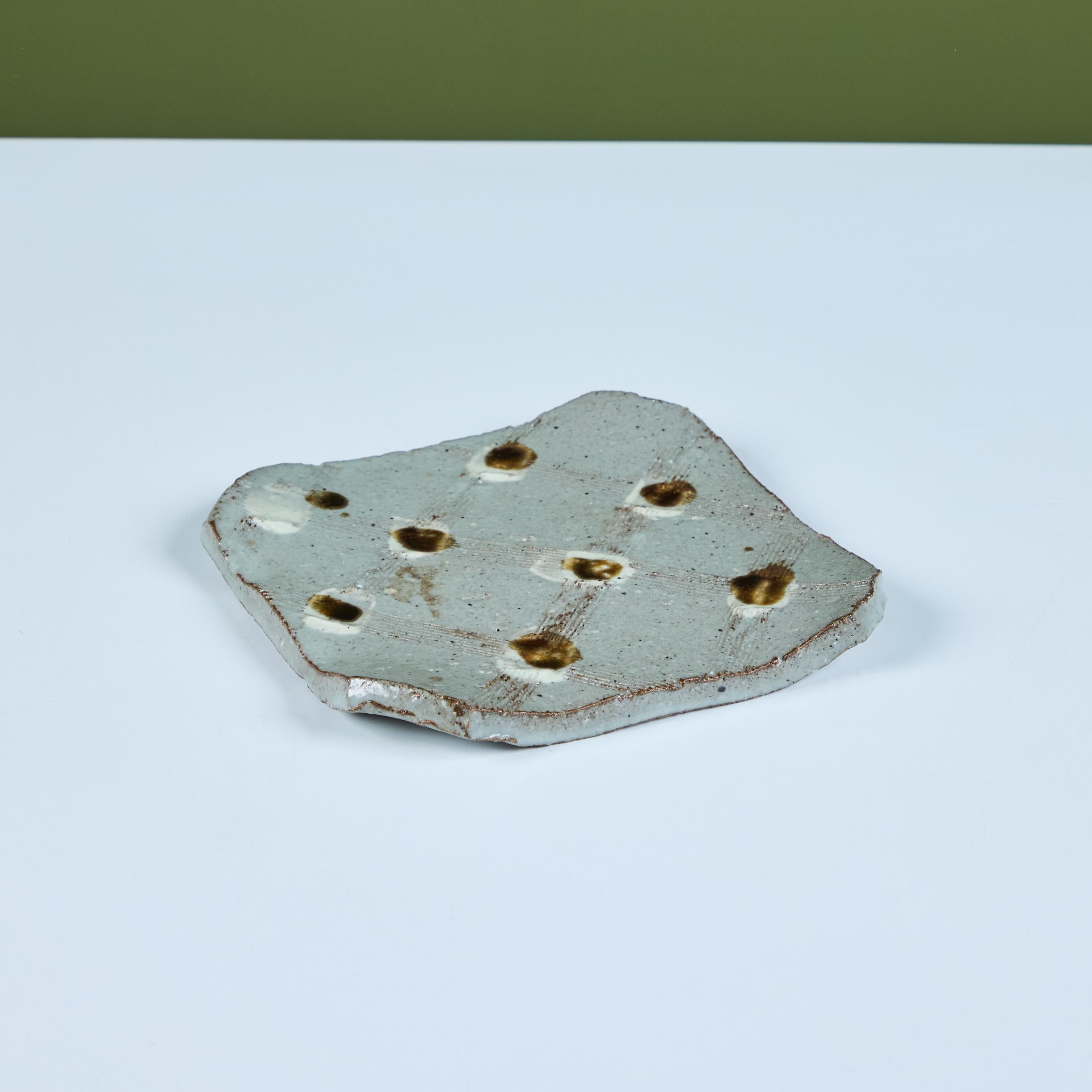 Plato esmaltado Studio Pottery siglo XX en venta