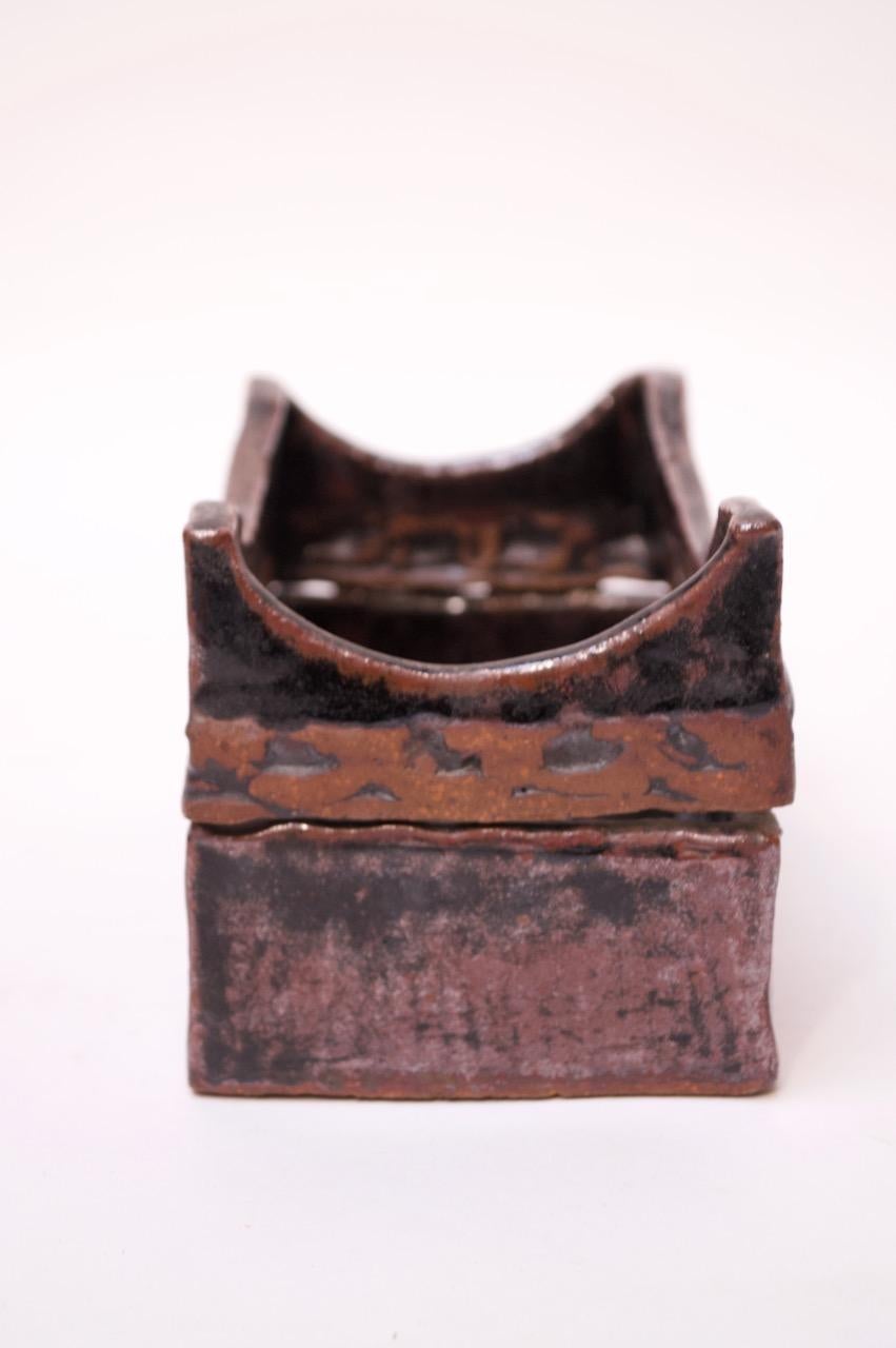 Americano Studio Pottery Scatola scultorea in gres smaltato firmata 