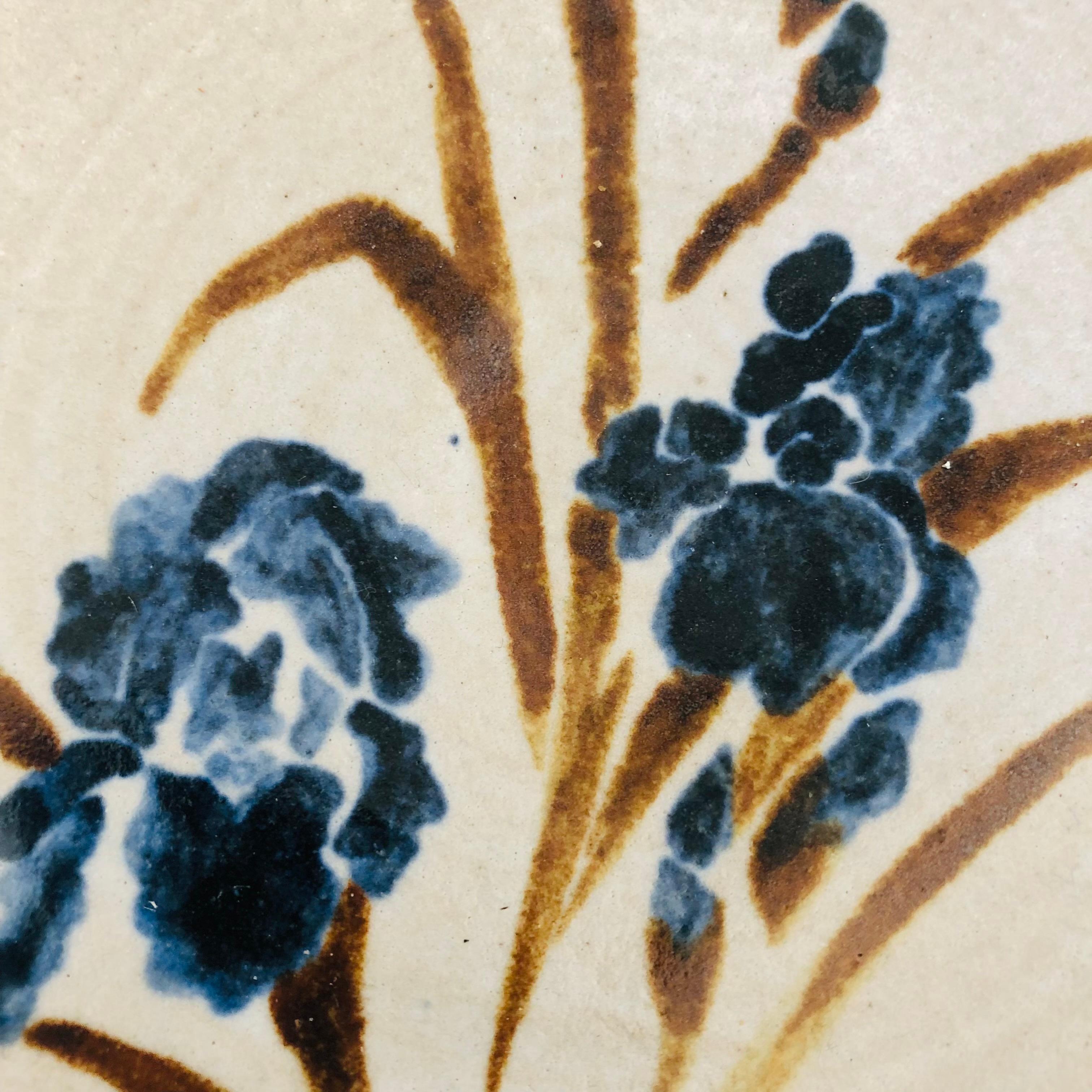 Studio Pottery Iris Schale (20. Jahrhundert) im Angebot