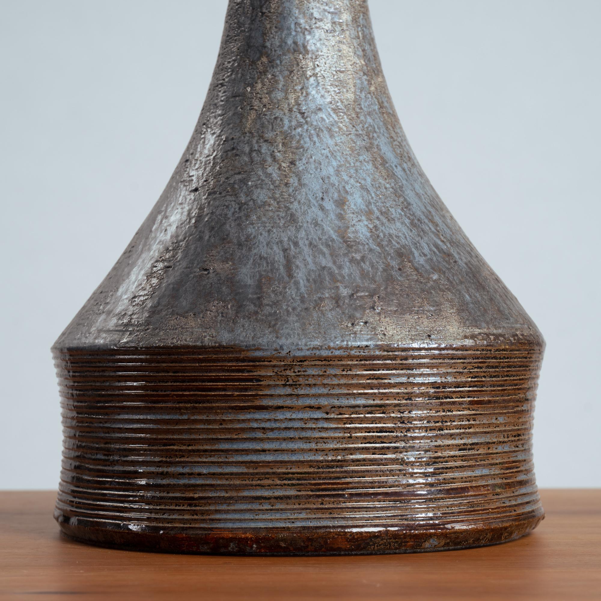 Ensemble de 2 grandes lampes de table en poterie artisanale, probablement de Bo Borgstrom, Suède, années 1970
dimensions : diamètre 24 cm, hauteur 45 cm

Un ensemble à la fois unique et magnifique, avec une palette de couleurs vibrantes et