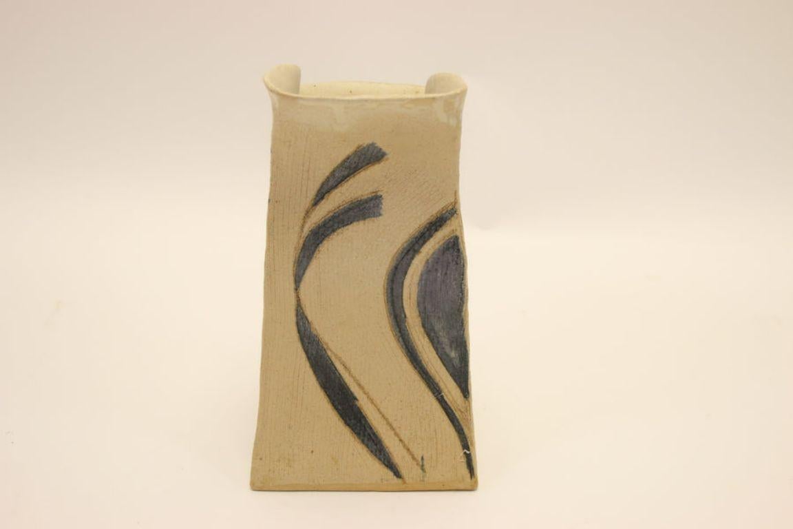 Studio Pottery, Modell-Vase aus Dänemark, gekennzeichnet RUTH 87

Dies ist eine Studio-Keramik-Vase.

Dies ist ein schönes Modell einer großen Vase mit blauen Farben und ist glasiert.

Wir haben diese Vase in Dänemark gekauft, weil uns die Form