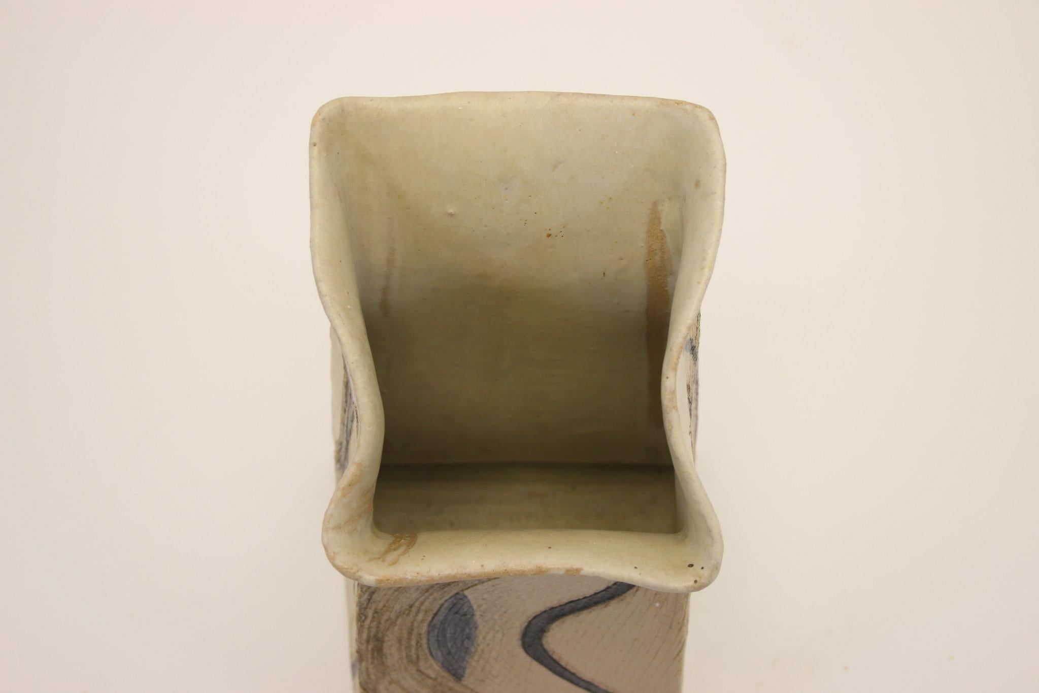 Studio Pottery, Modell-Vase aus Dänemark, gekennzeichnet RUTH 87 im Zustand „Gut“ im Angebot in Oostrum-Venray, NL