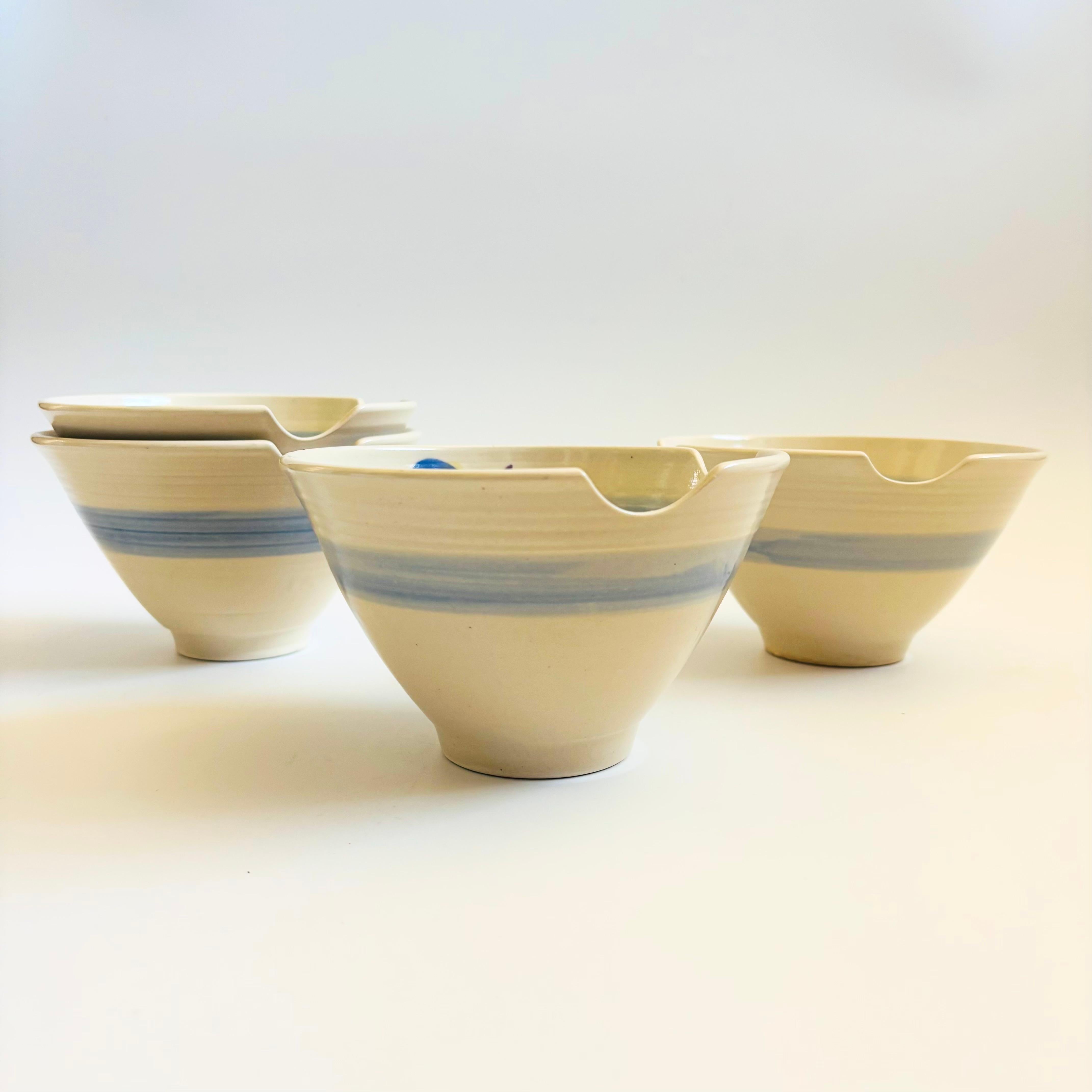 Organique Bols à nouilles avec porte-baguettes de Studio Pottery - Lot de 4 en vente