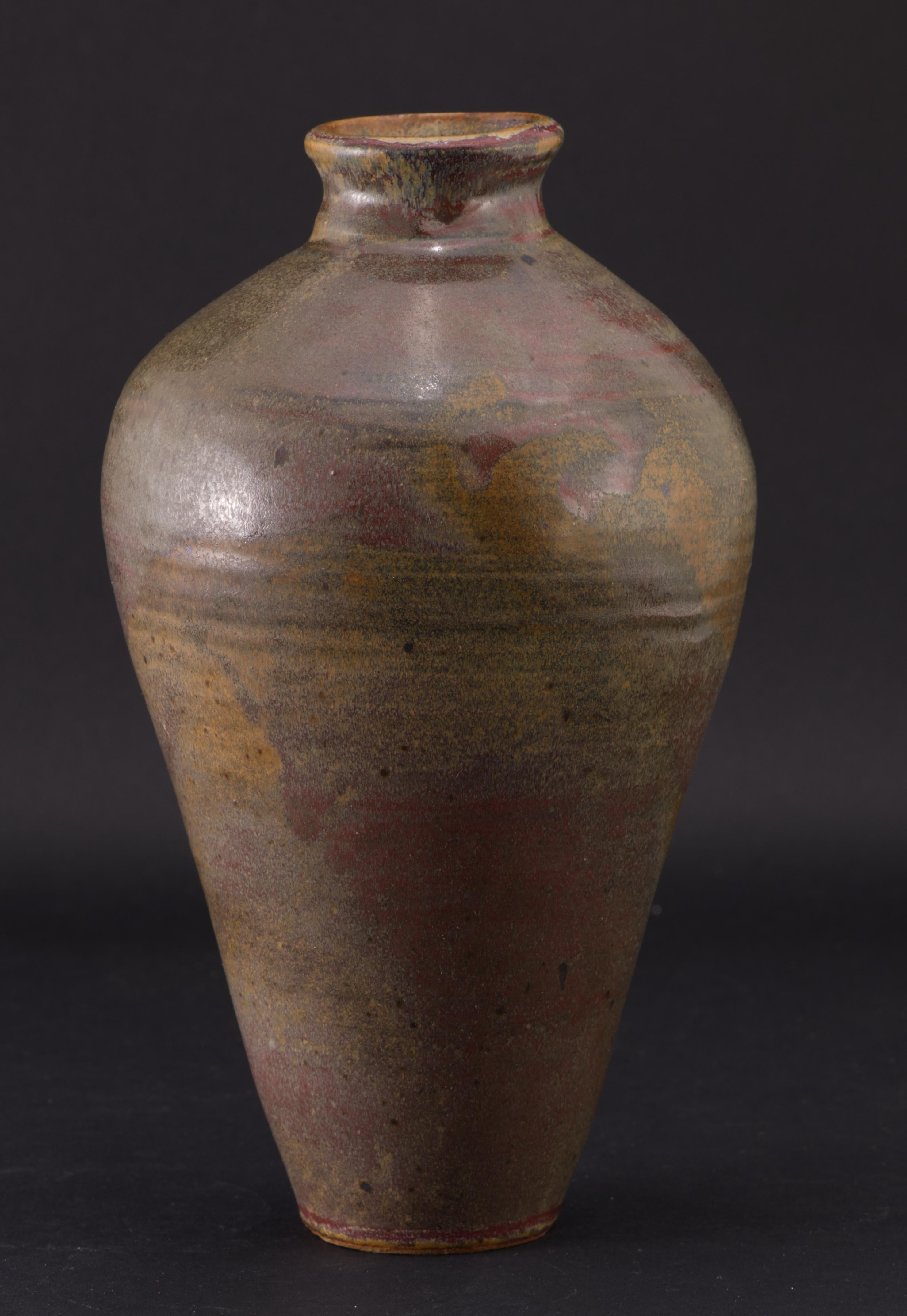 Studio Pottery Handgedrehte Vase in Brauntönen, signiert (Handgefertigt) im Angebot