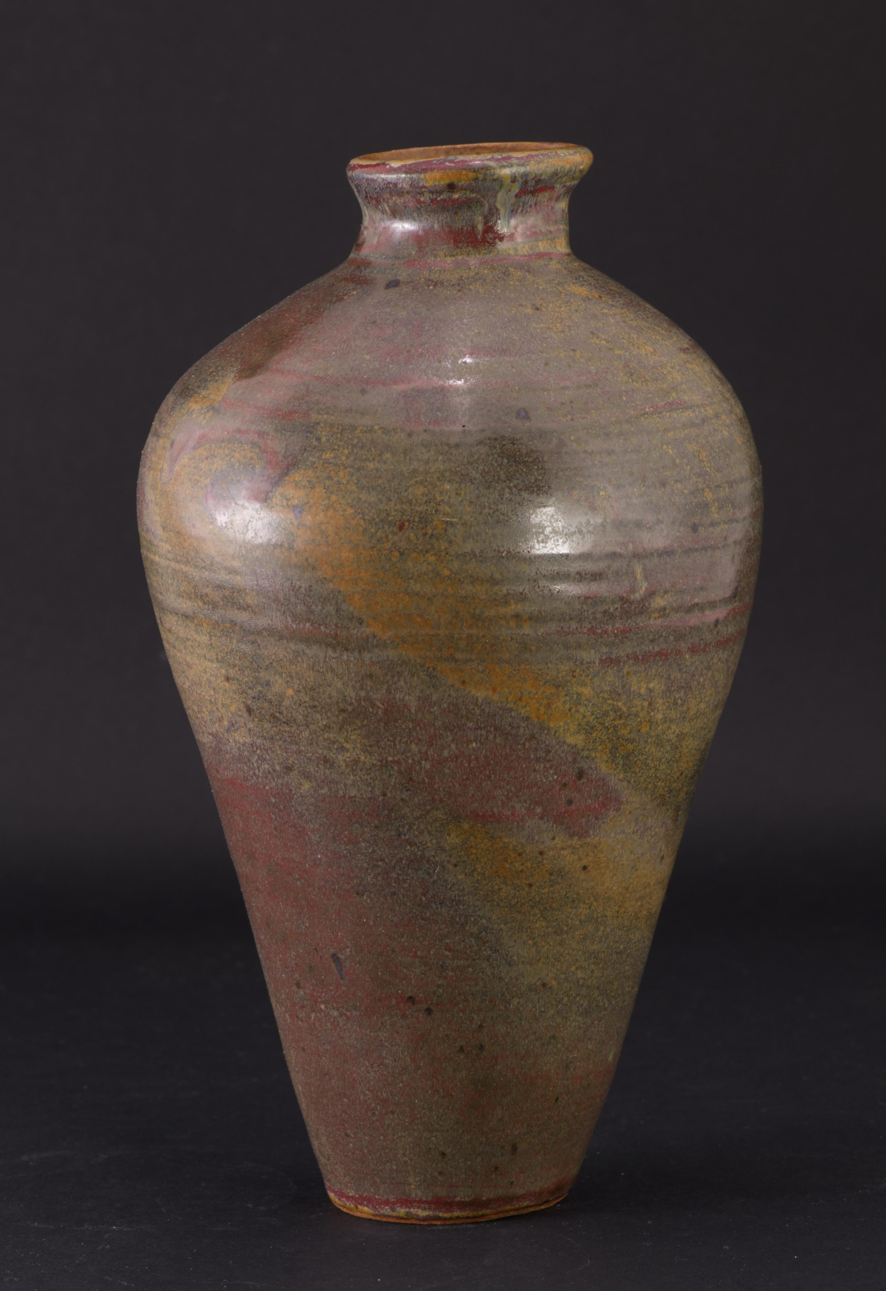 Studio Pottery Handgedrehte Vase in Brauntönen, signiert im Zustand „Gut“ im Angebot in Clifton Springs, NY