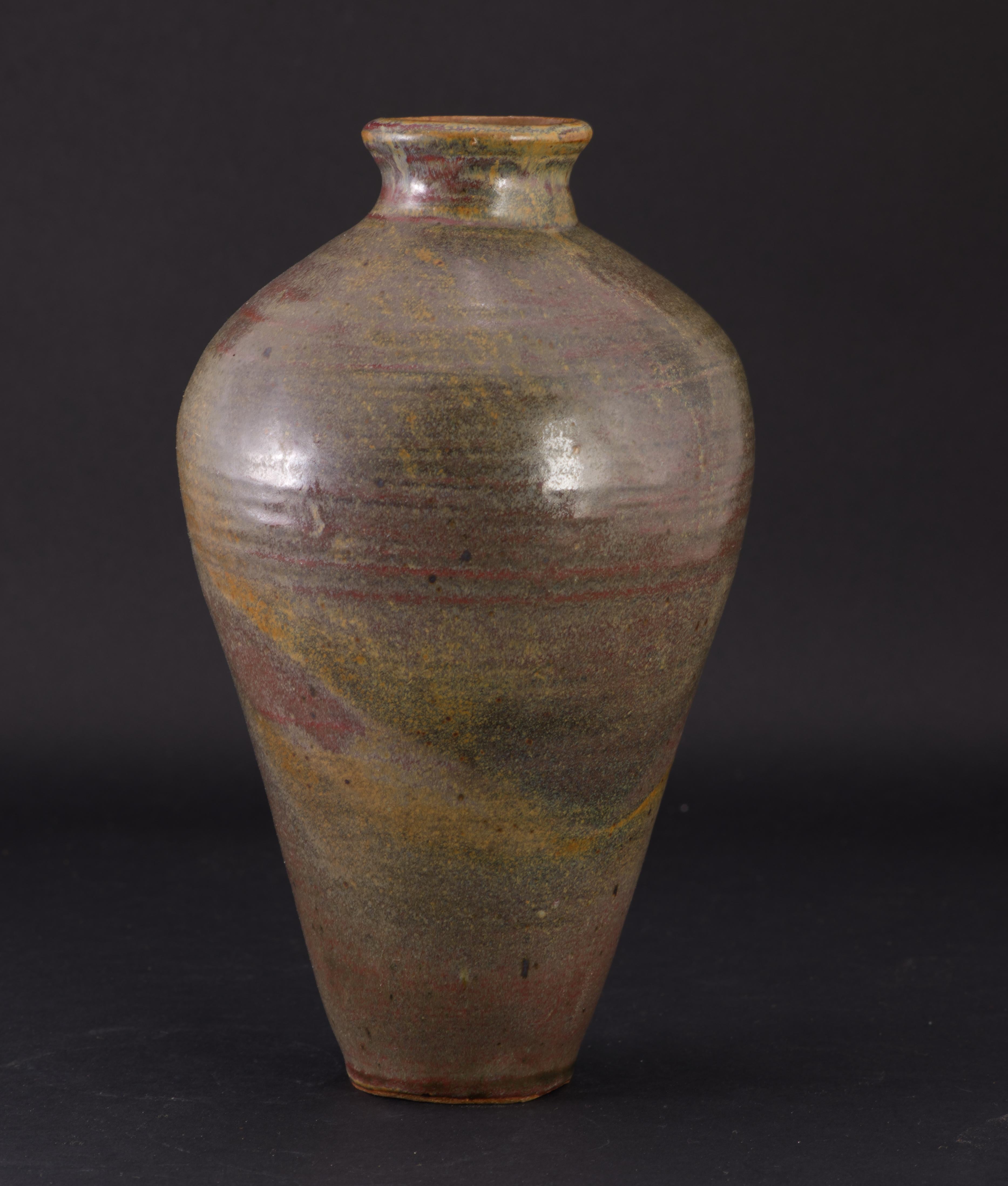 Studio Pottery Handgedrehte Vase in Brauntönen, signiert (20. Jahrhundert) im Angebot