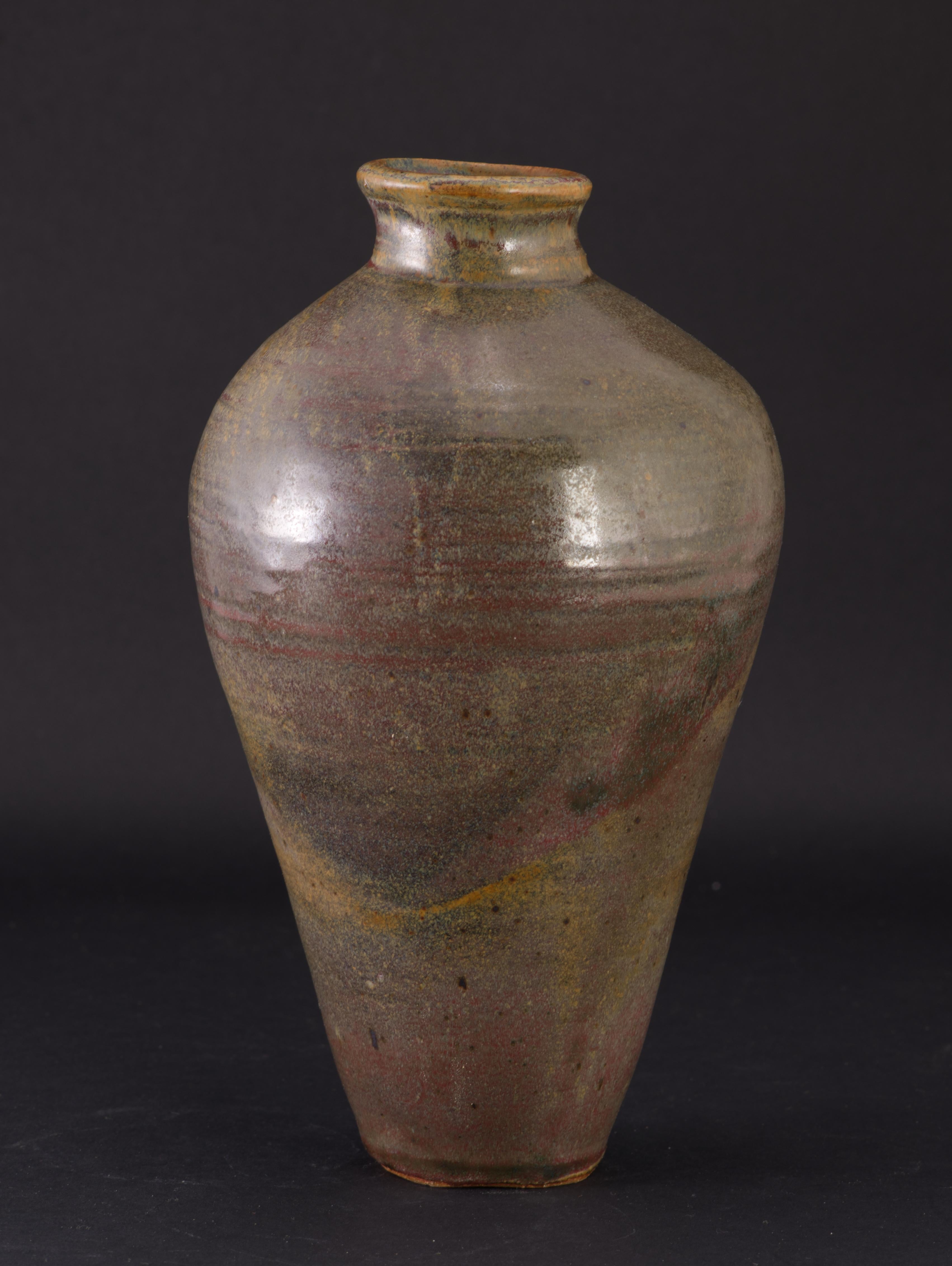 Studio Pottery Handgedrehte Vase in Brauntönen, signiert (Keramik) im Angebot