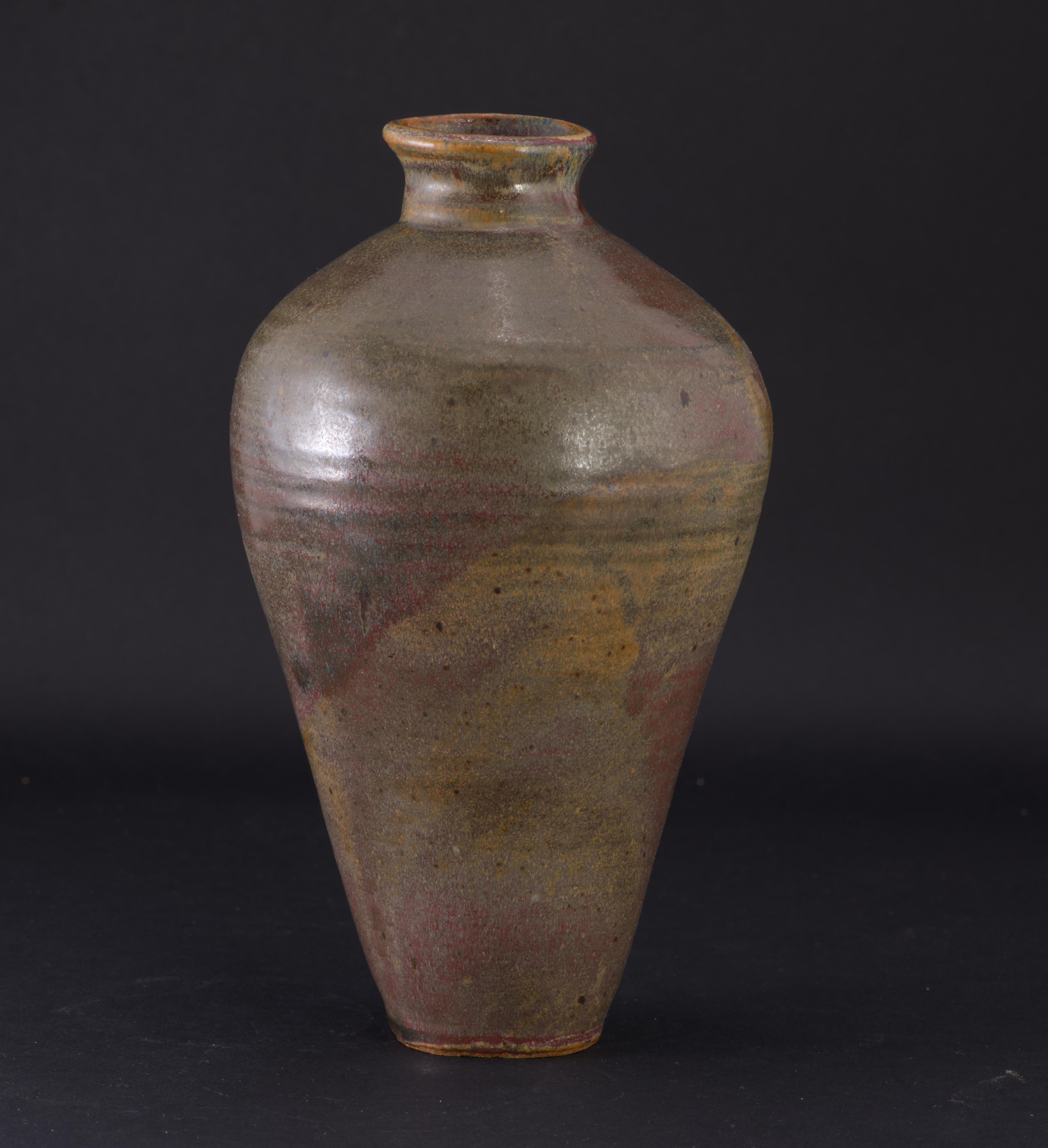 Studio Pottery Handgedrehte Vase in Brauntönen, signiert im Angebot 1