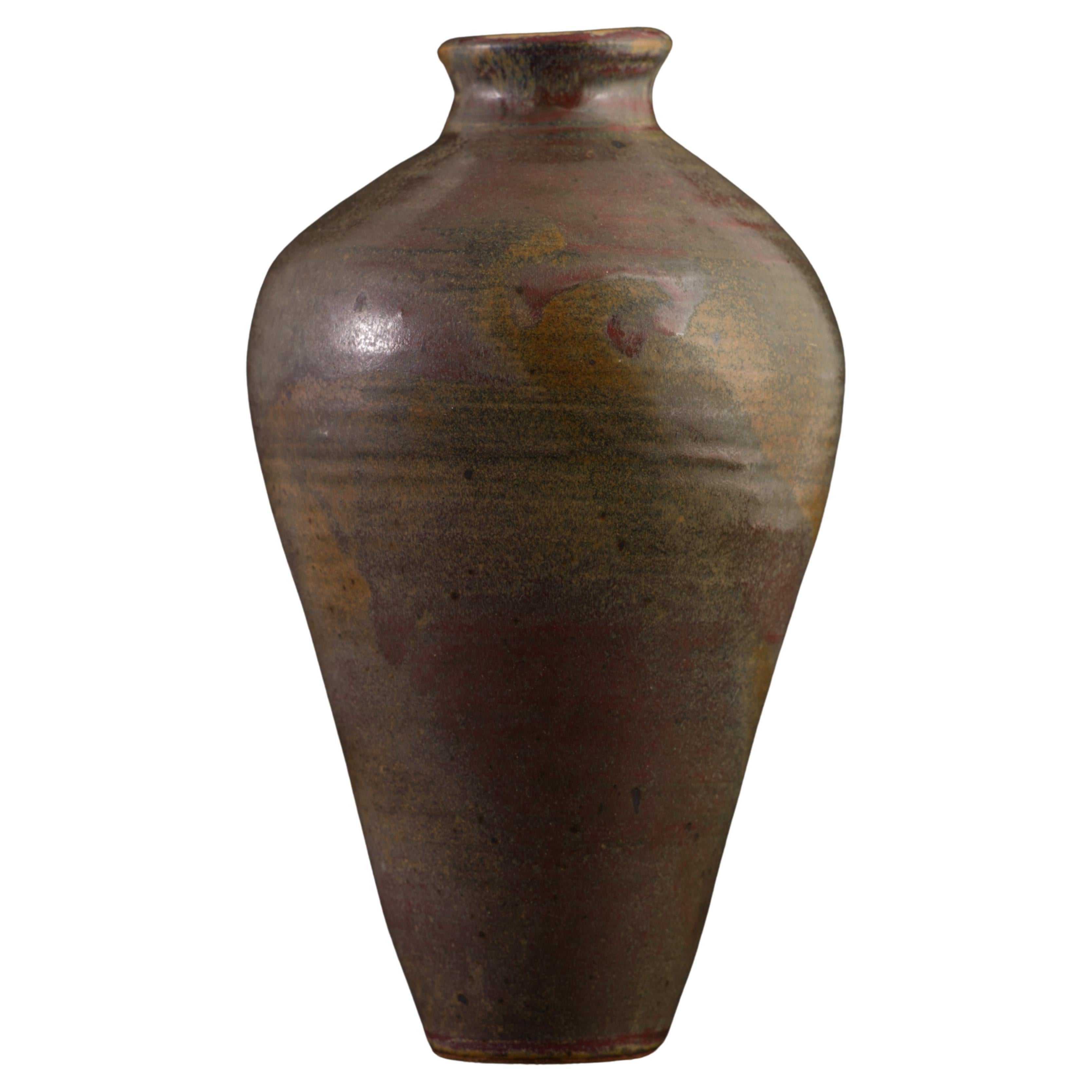 Studio Pottery Handgedrehte Vase in Brauntönen, signiert