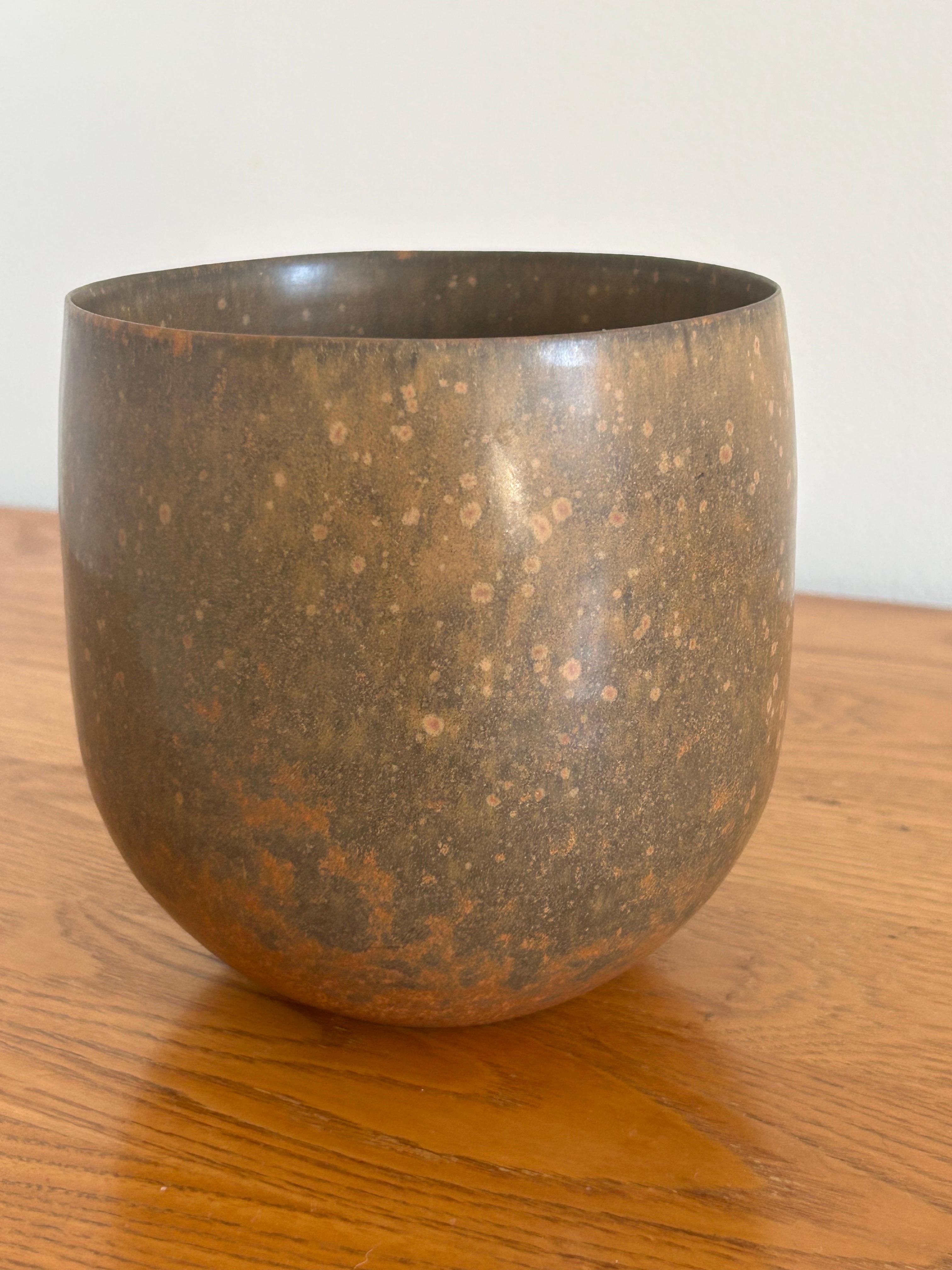 1902 - 1999
La signora Andreson era un'insegnante e ceramista di Los Angeles.
Ha insegnato arte all'UCLA e ha fondato il programma di ceramica.
Era un'artista prolifica e sperimentava nuove tecniche di smaltatura.
La nave qui presente è un ottimo