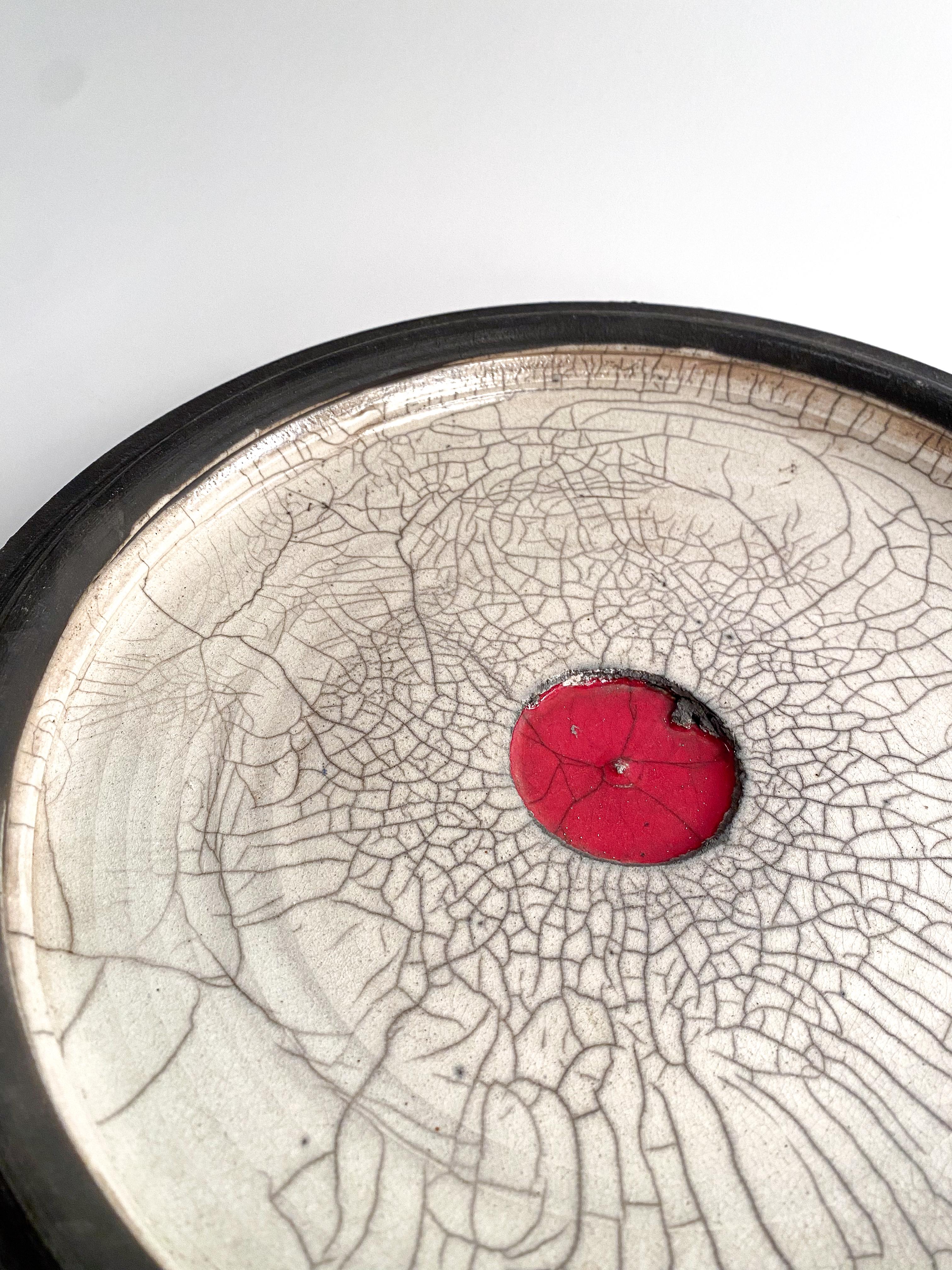 Plato expositor Studio Pottery Raku finales del siglo XX en venta