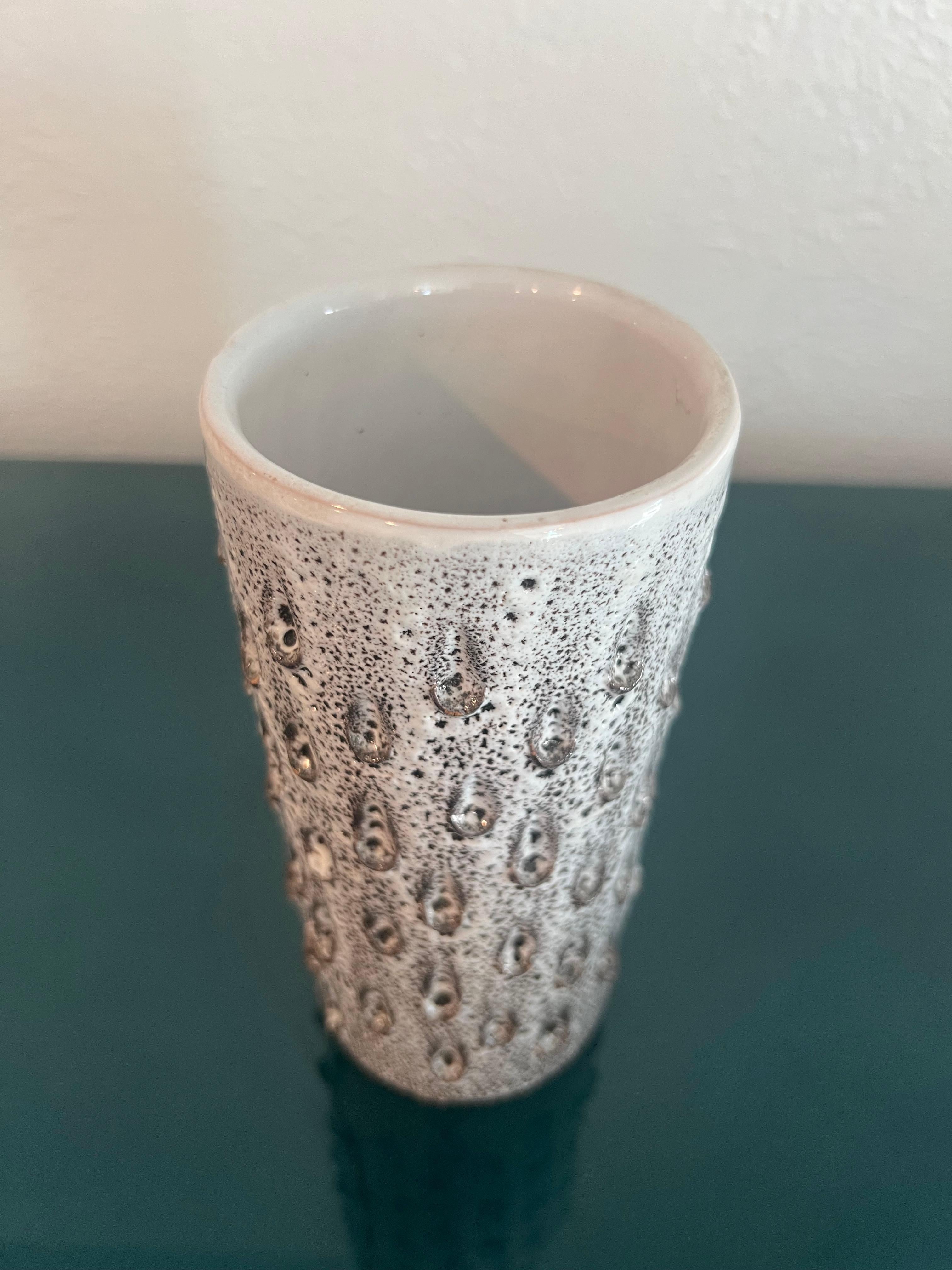 Mid-Century Modern Vase en lave émaillée Scored de Studio Pottery en vente