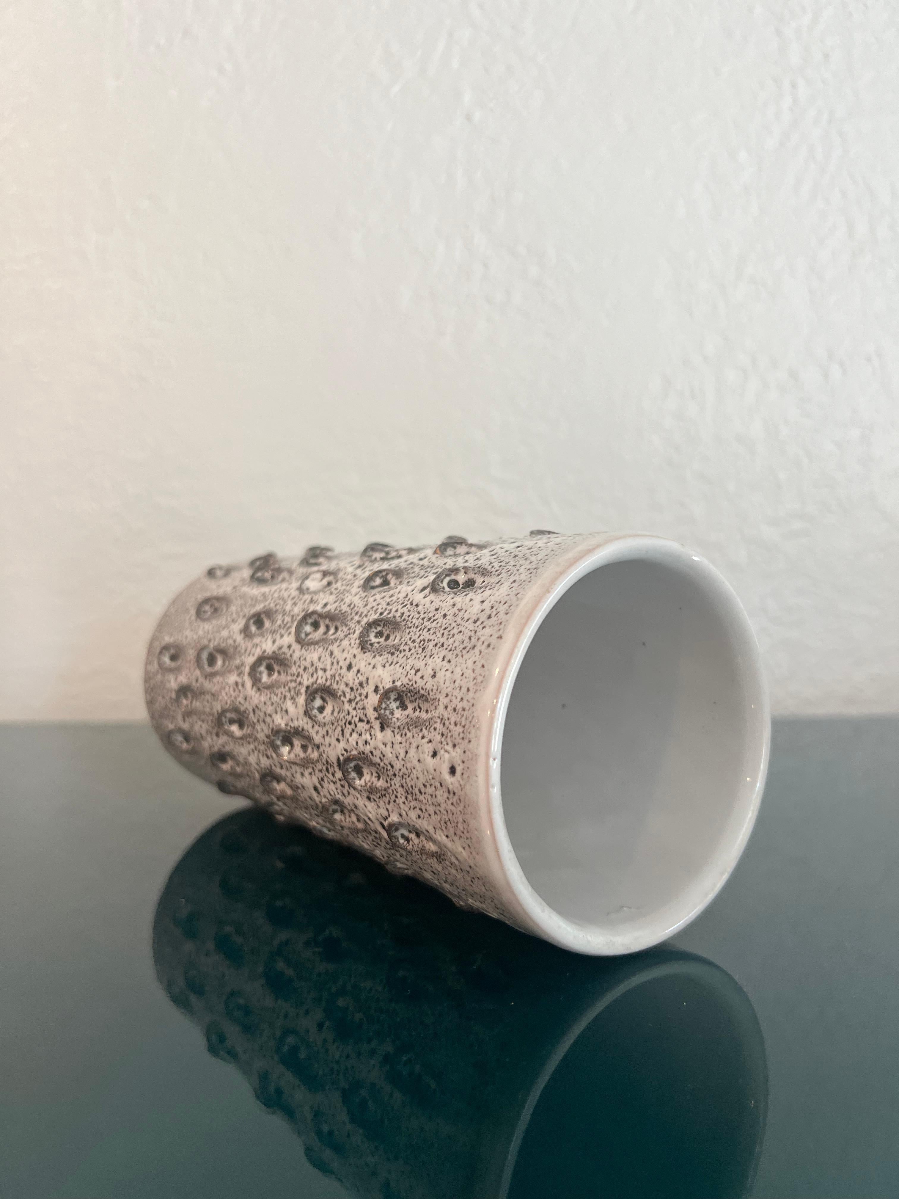 Studio Pottery Scored Lava-Gefäß glasiert im Zustand „Gut“ im Angebot in West Palm Beach, FL