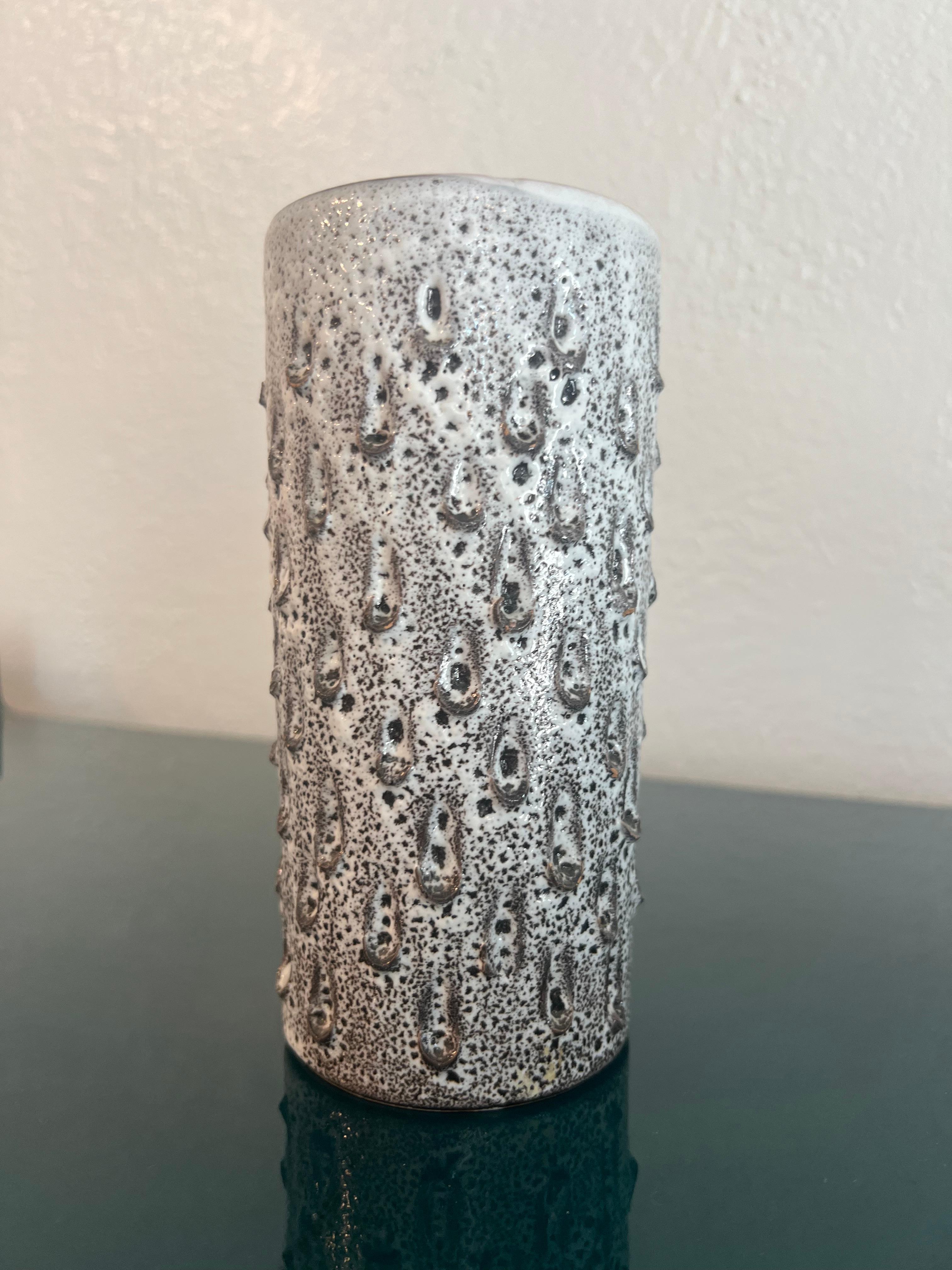 Fin du 20e siècle Vase en lave émaillée Scored de Studio Pottery en vente
