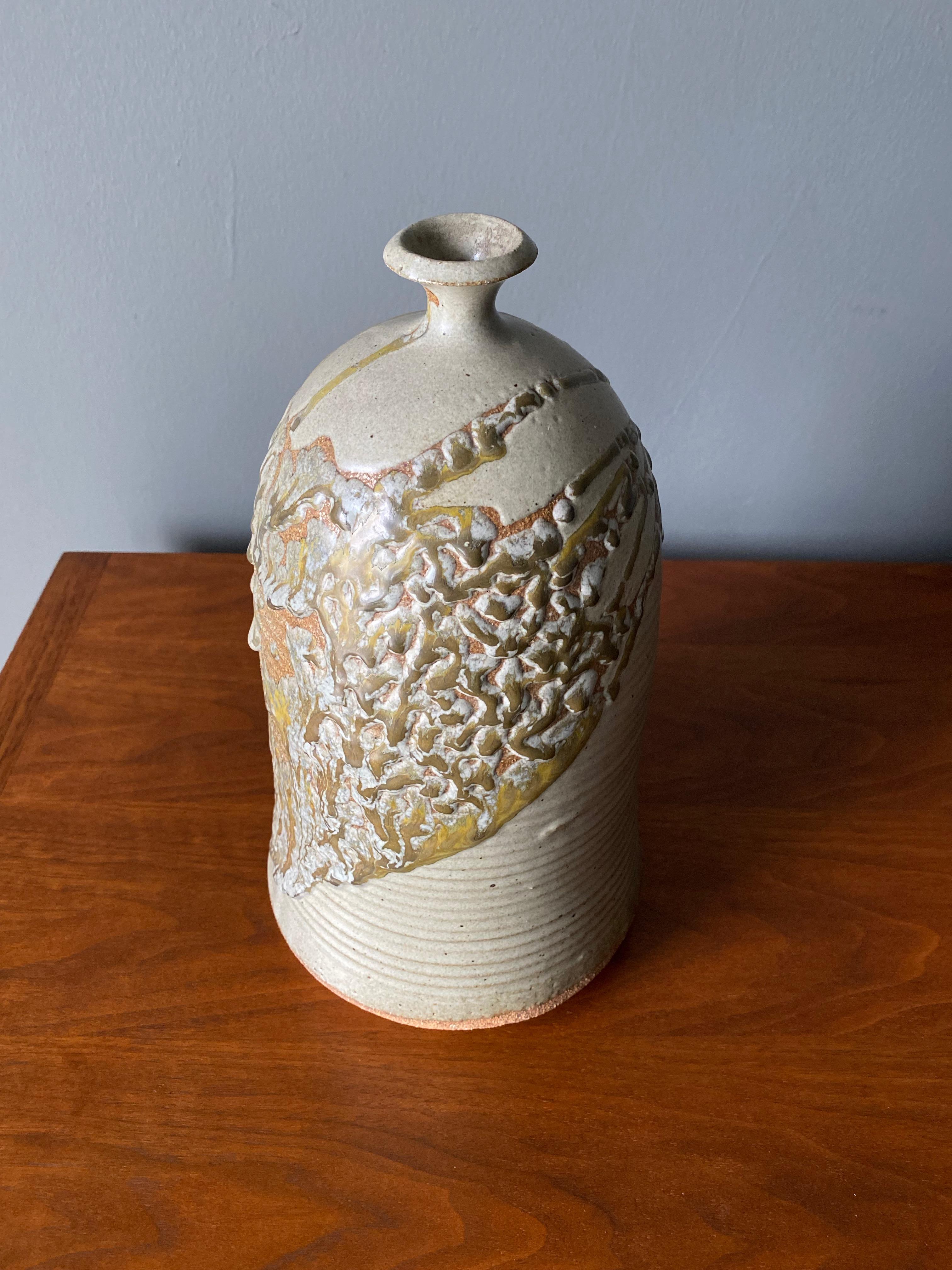 Studio Pottery Signierte Keramikvase, um 1975 (Moderne der Mitte des Jahrhunderts) im Angebot