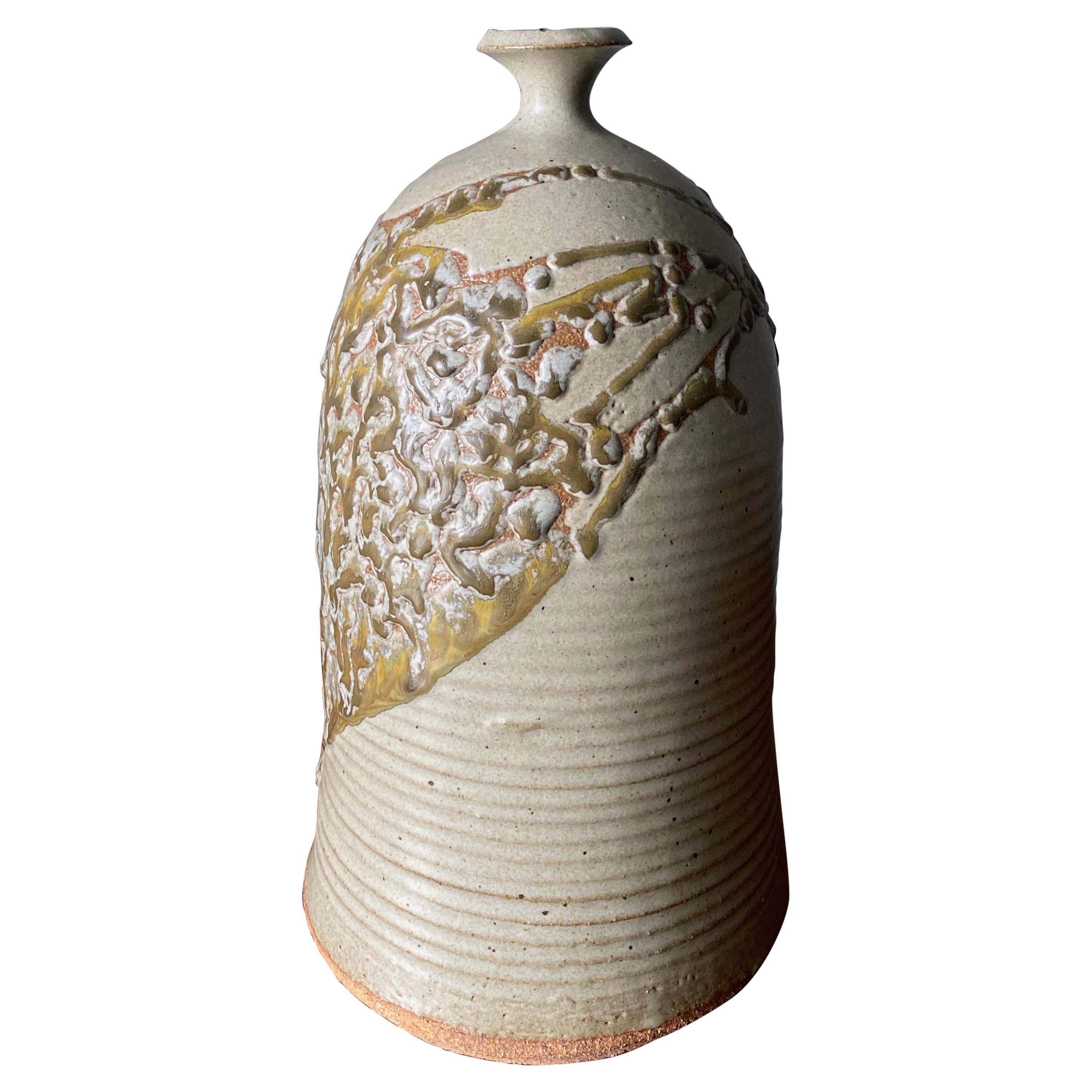 Studio Pottery Signierte Keramikvase, um 1975 im Angebot