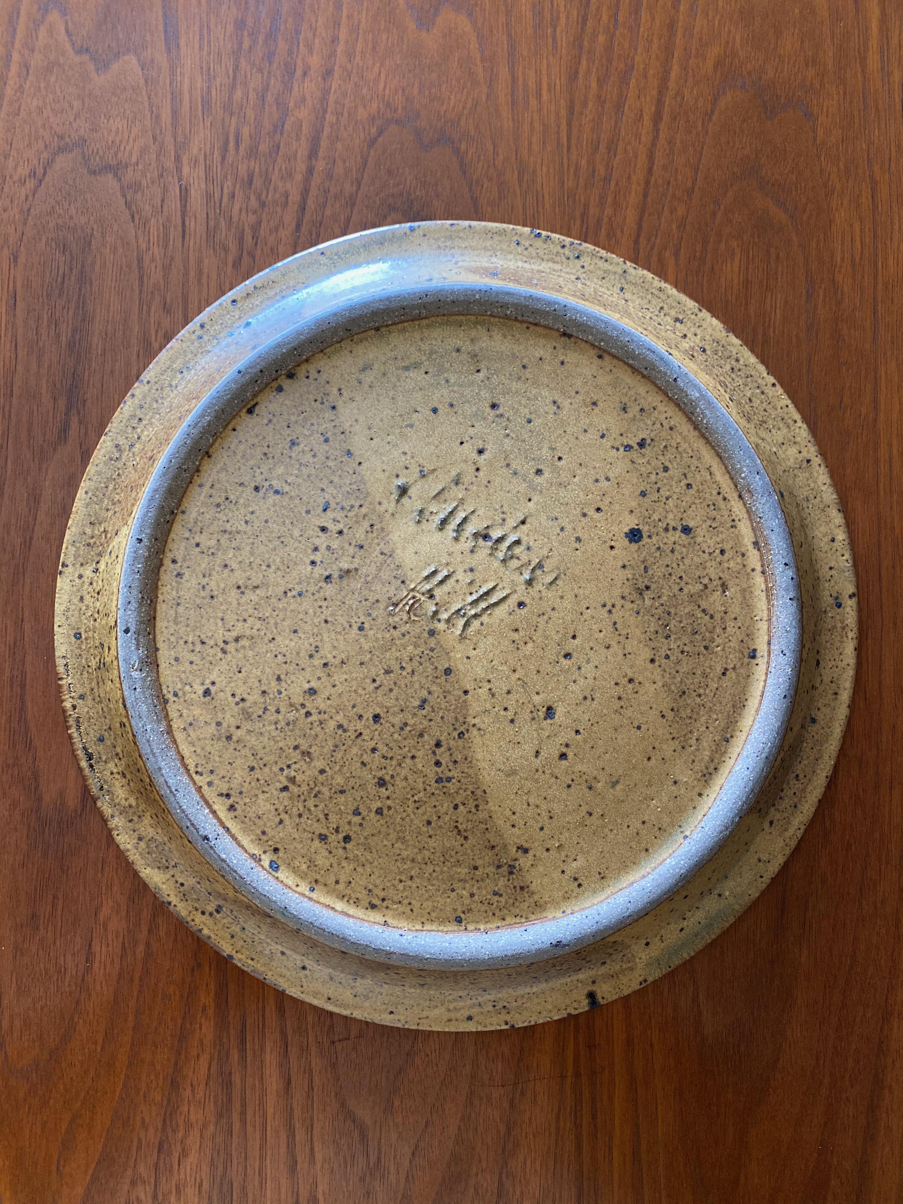 Américain Assiette de présentation signée Studio Pottery, vers 1970 en vente