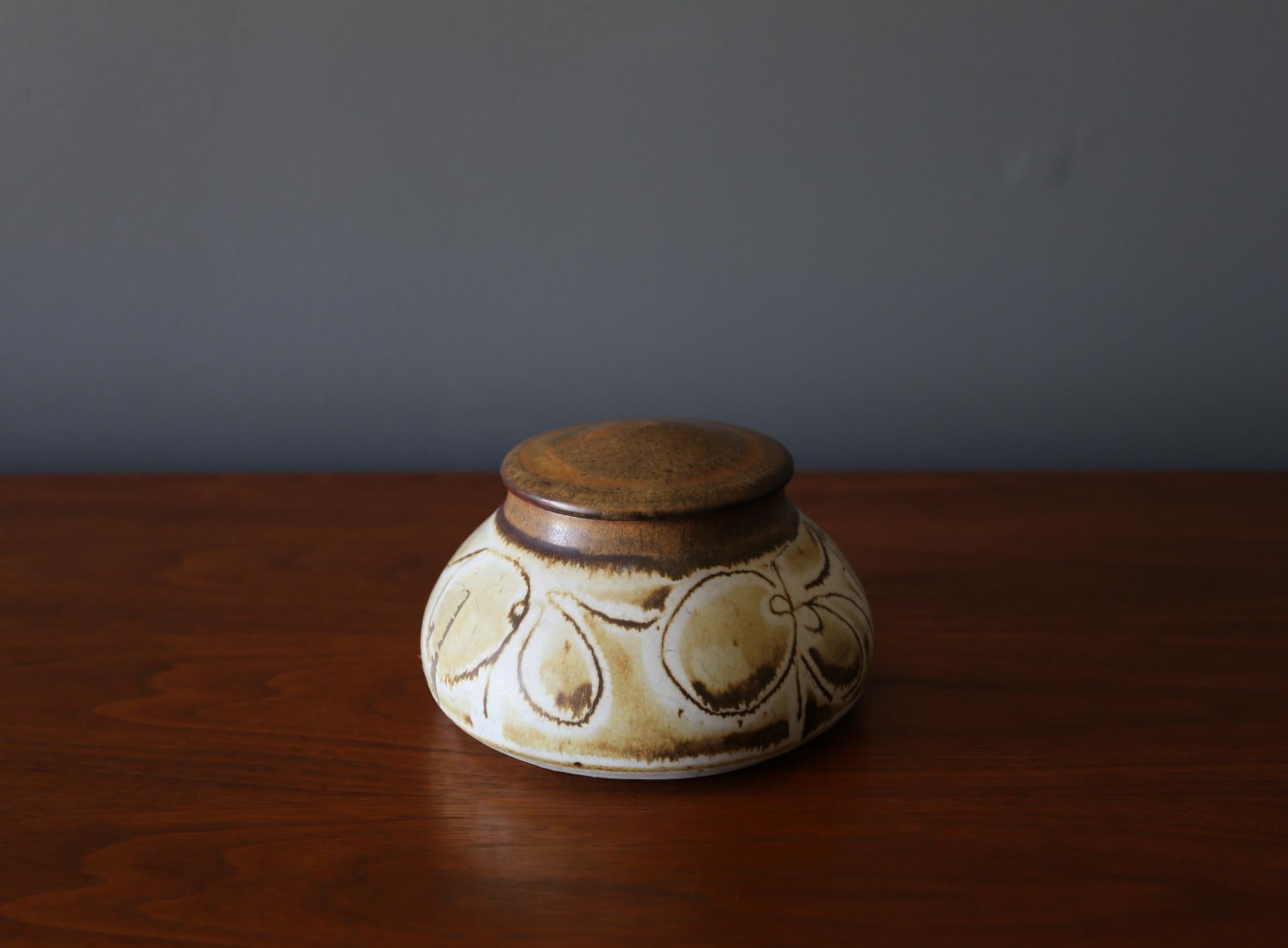 Pot à couvercle signé Studio Pottery, datant d'environ 1970 Bon état - En vente à Costa Mesa, CA