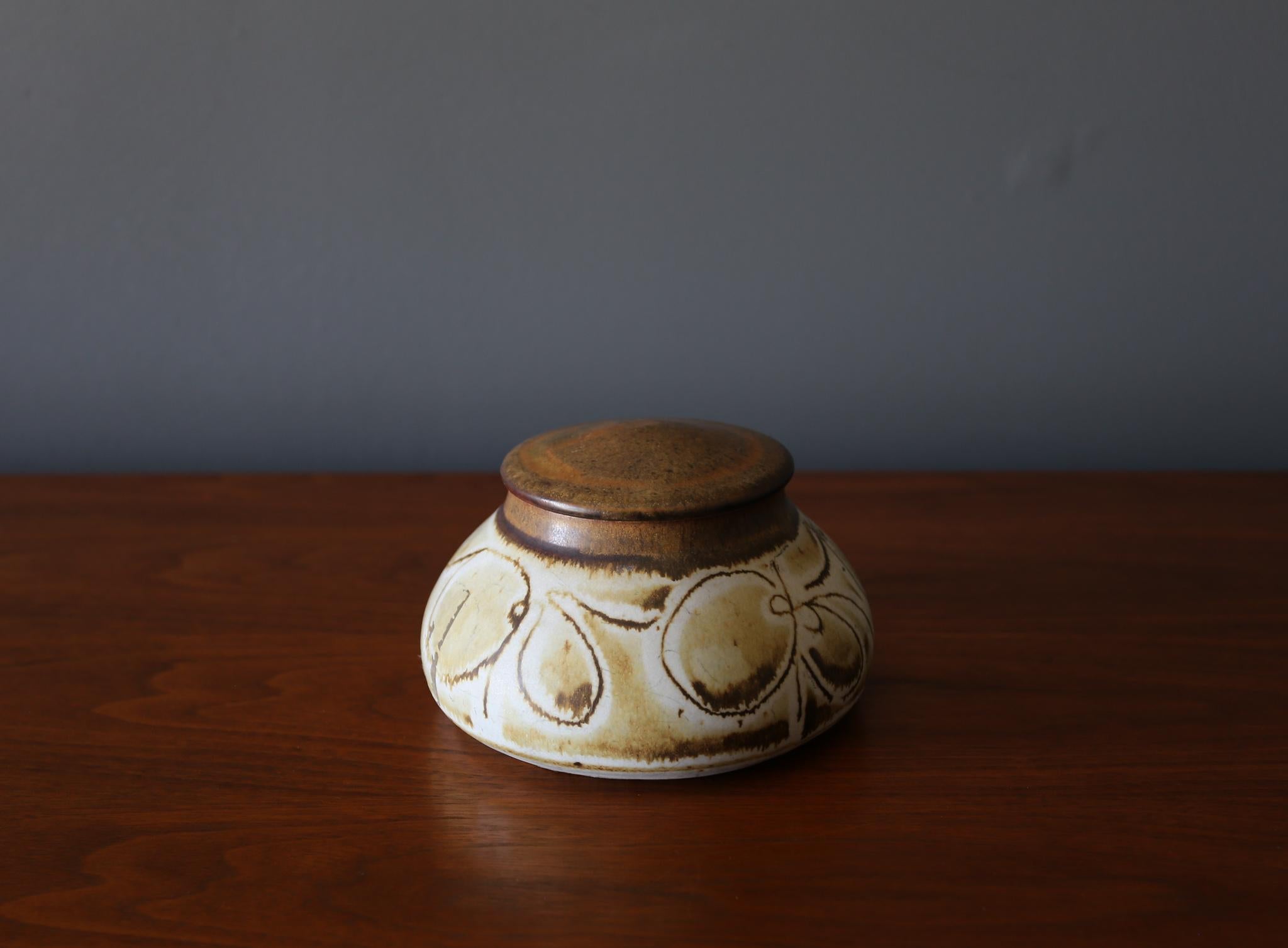 Studio Pottery Signed Lidded Jar, circa 1970 In Good Condition For Sale In San Juan Capistrano, CA