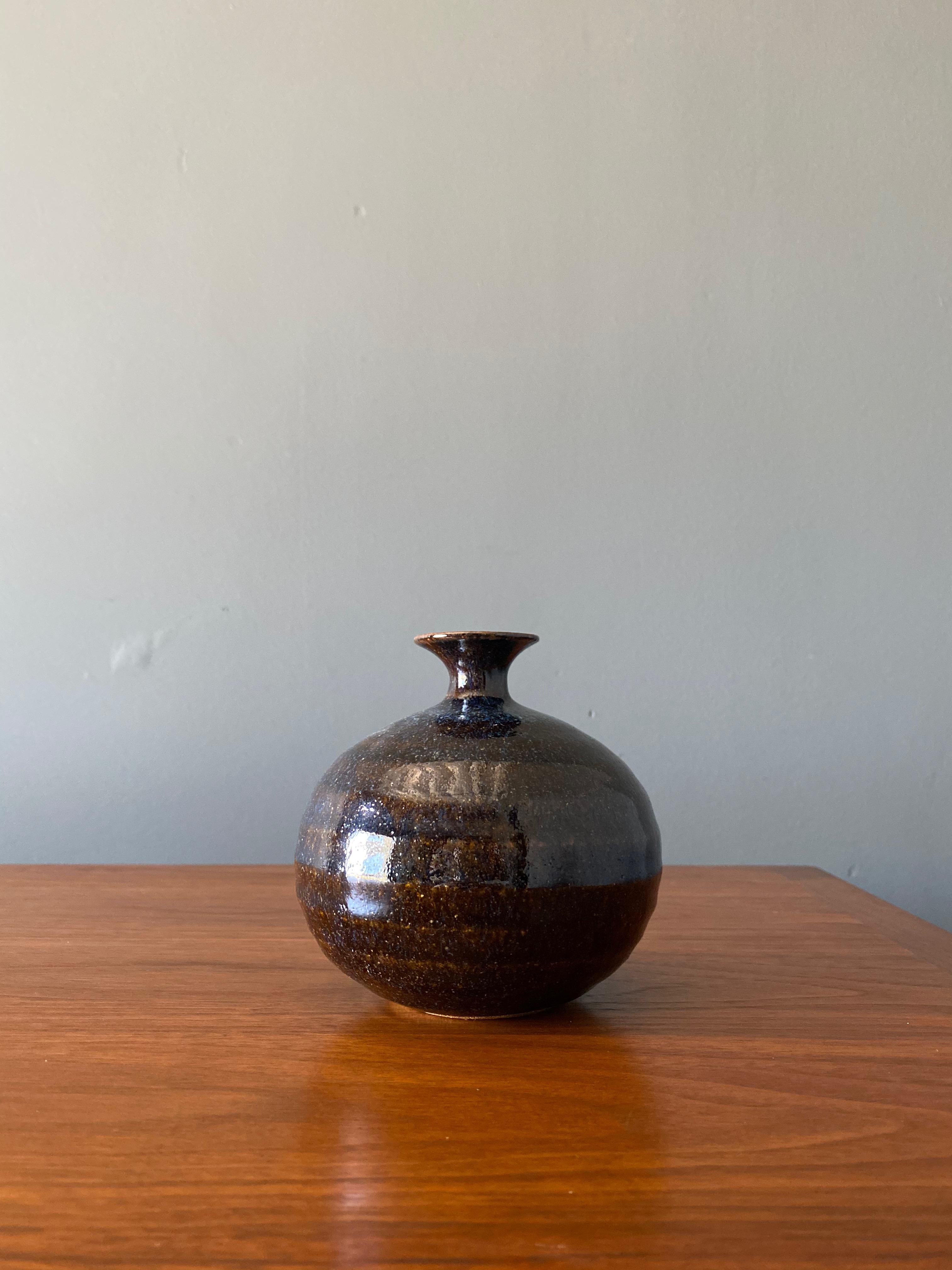 Vase signé Studio Pottery, vers 1970.