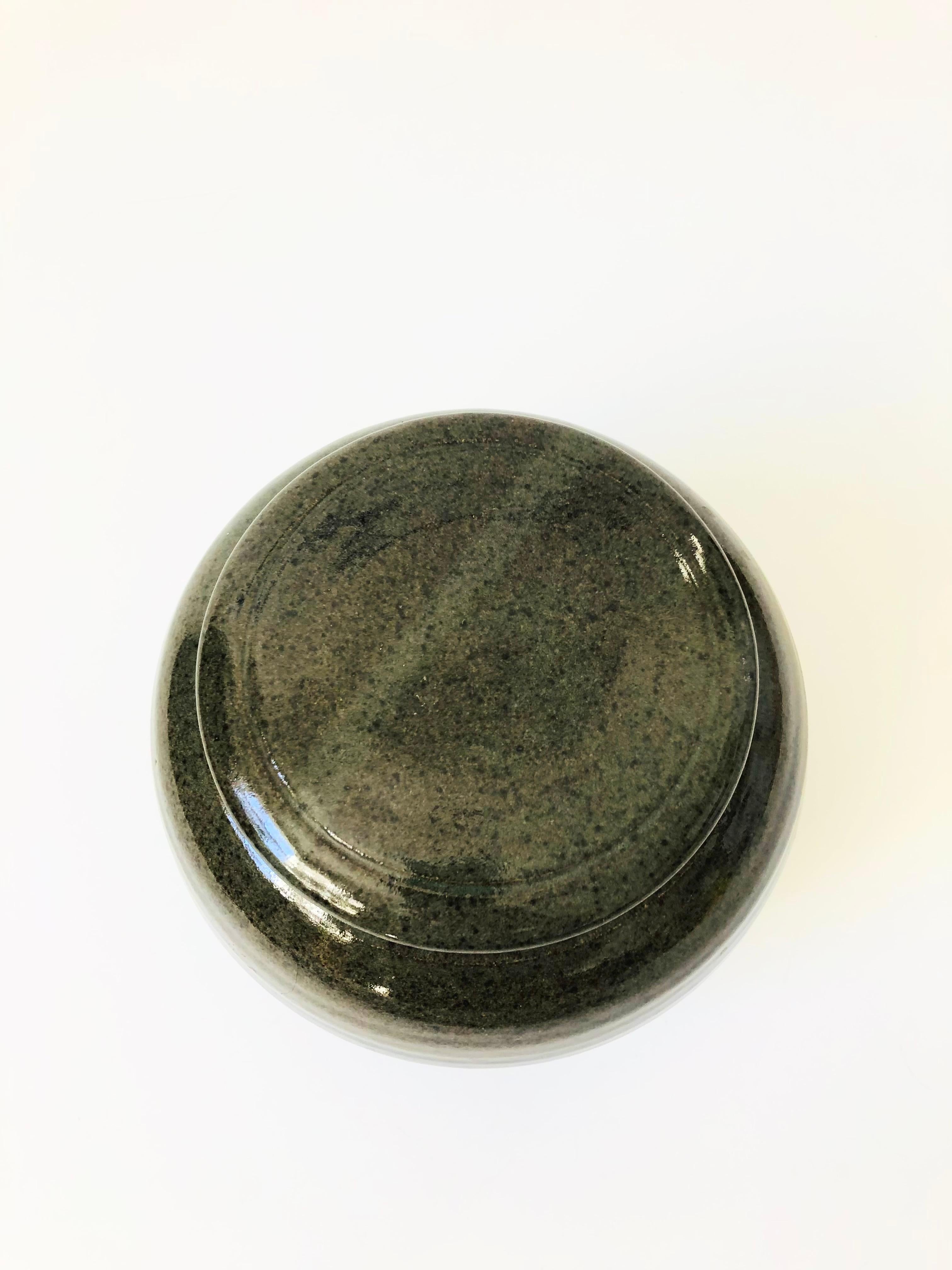 Studio Pottery Sphere Behälter (Organische Moderne) im Angebot