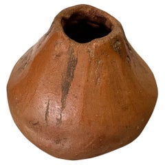 Studio Pottery Vaso a forma di vulcano in gres di H. H. Ruiz