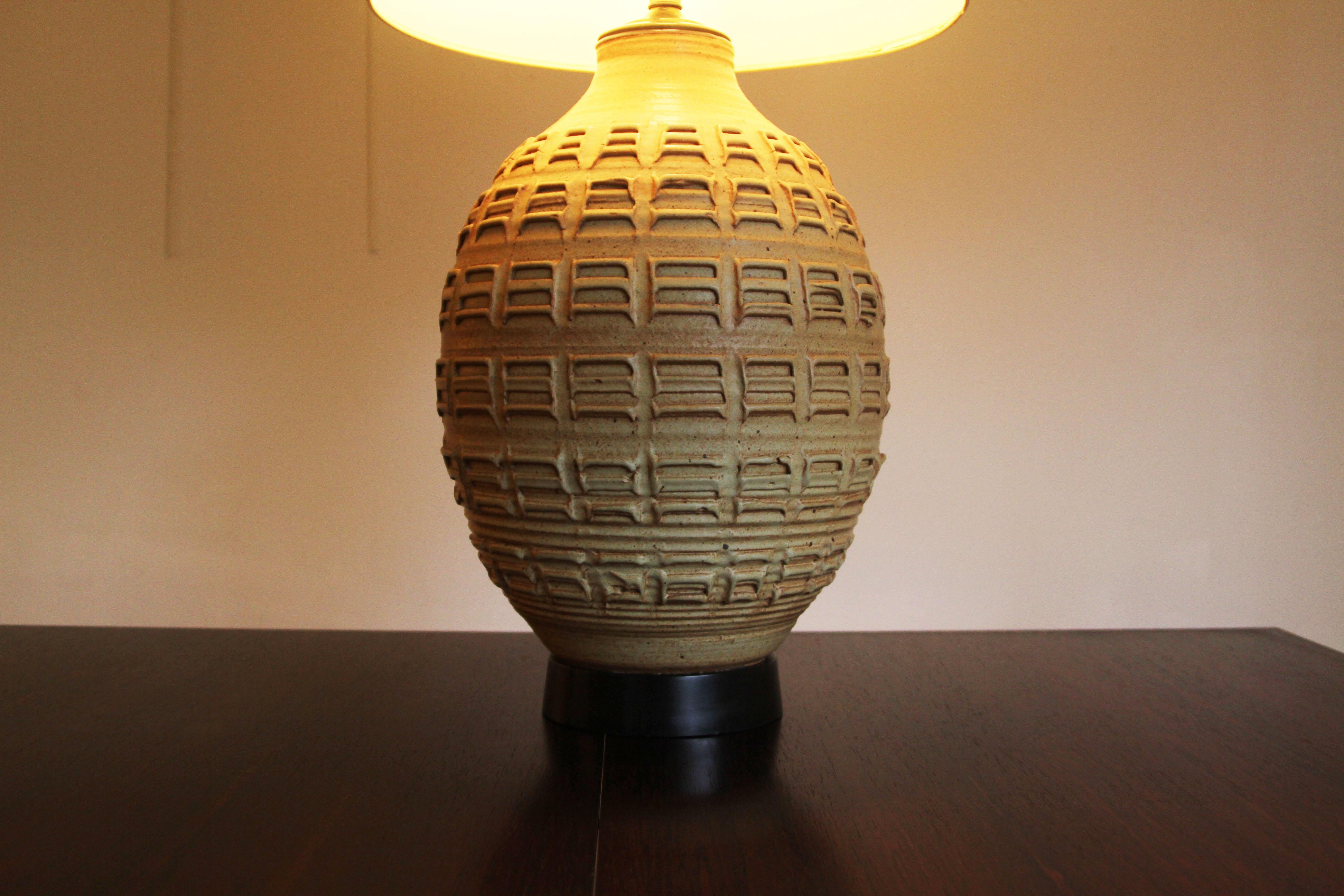 Studio Pottery Tischlampe von Bob Kinzie mit Original-Schirm (Moderne der Mitte des Jahrhunderts)