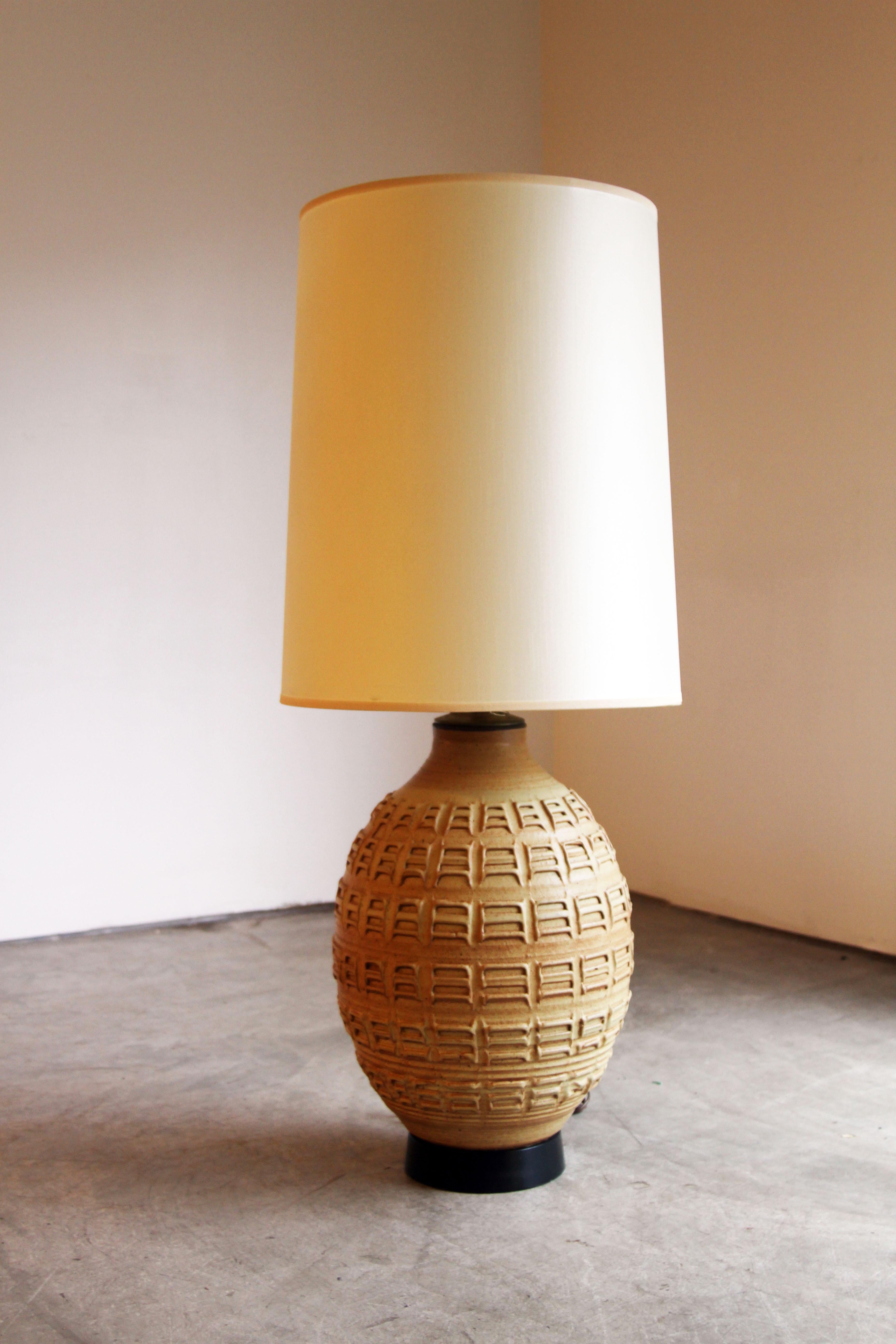 Studio Pottery Table Lamp by Bob Kinzie Original Shade In Good Condition In St. Louis, MO