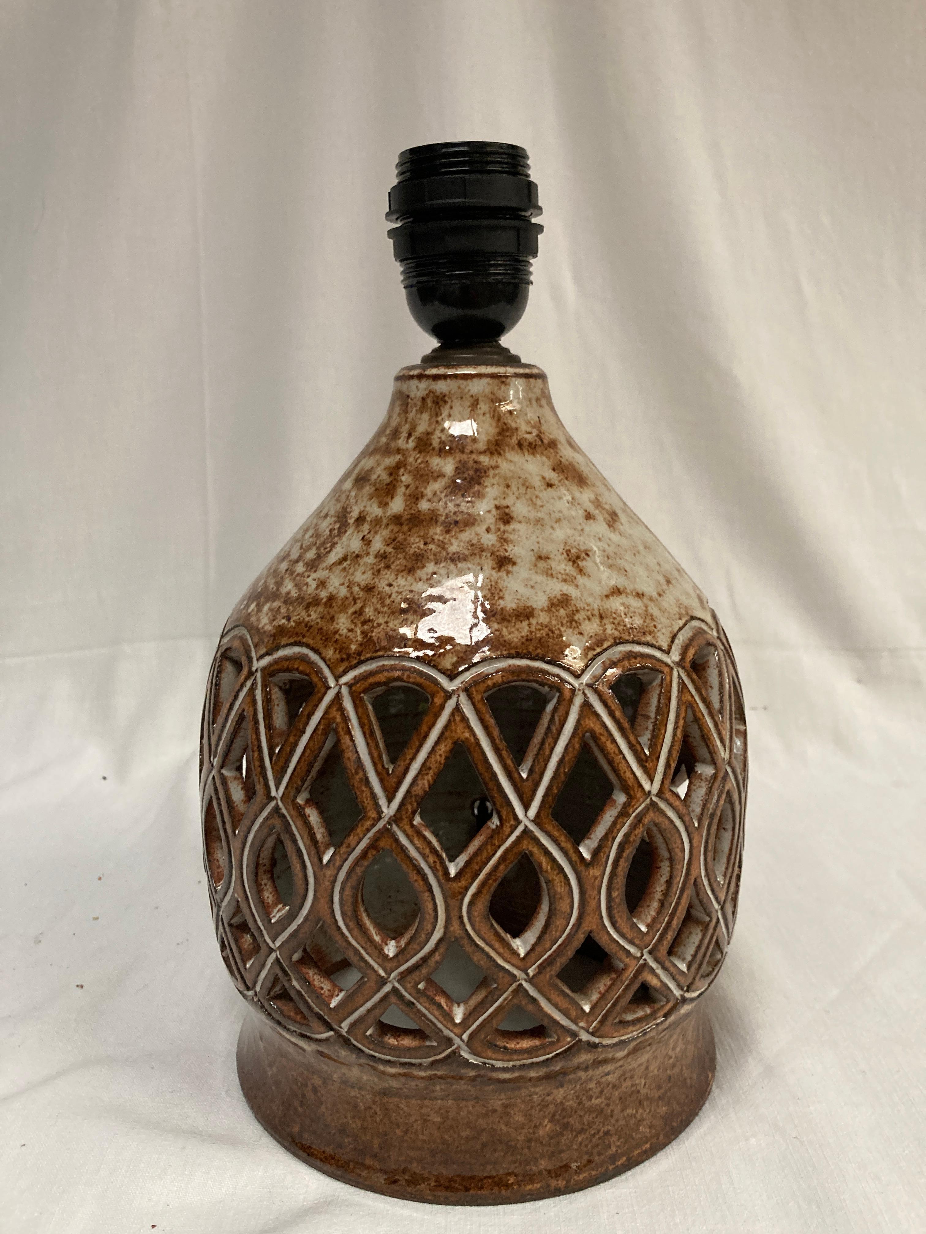 Lampe de table unique en poterie de studio
Ampoules à l'intérieur et à l'extérieur
France
1960's
Dimensions données sans ombre
Pas d'abat-jour inclus