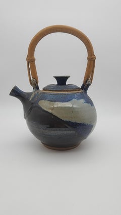 Tetera Studio Pottery con asa de madera curvada y esmalte cobalto goteado