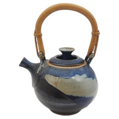 Tetera Studio Pottery con asa de madera curvada y esmalte cobalto goteado