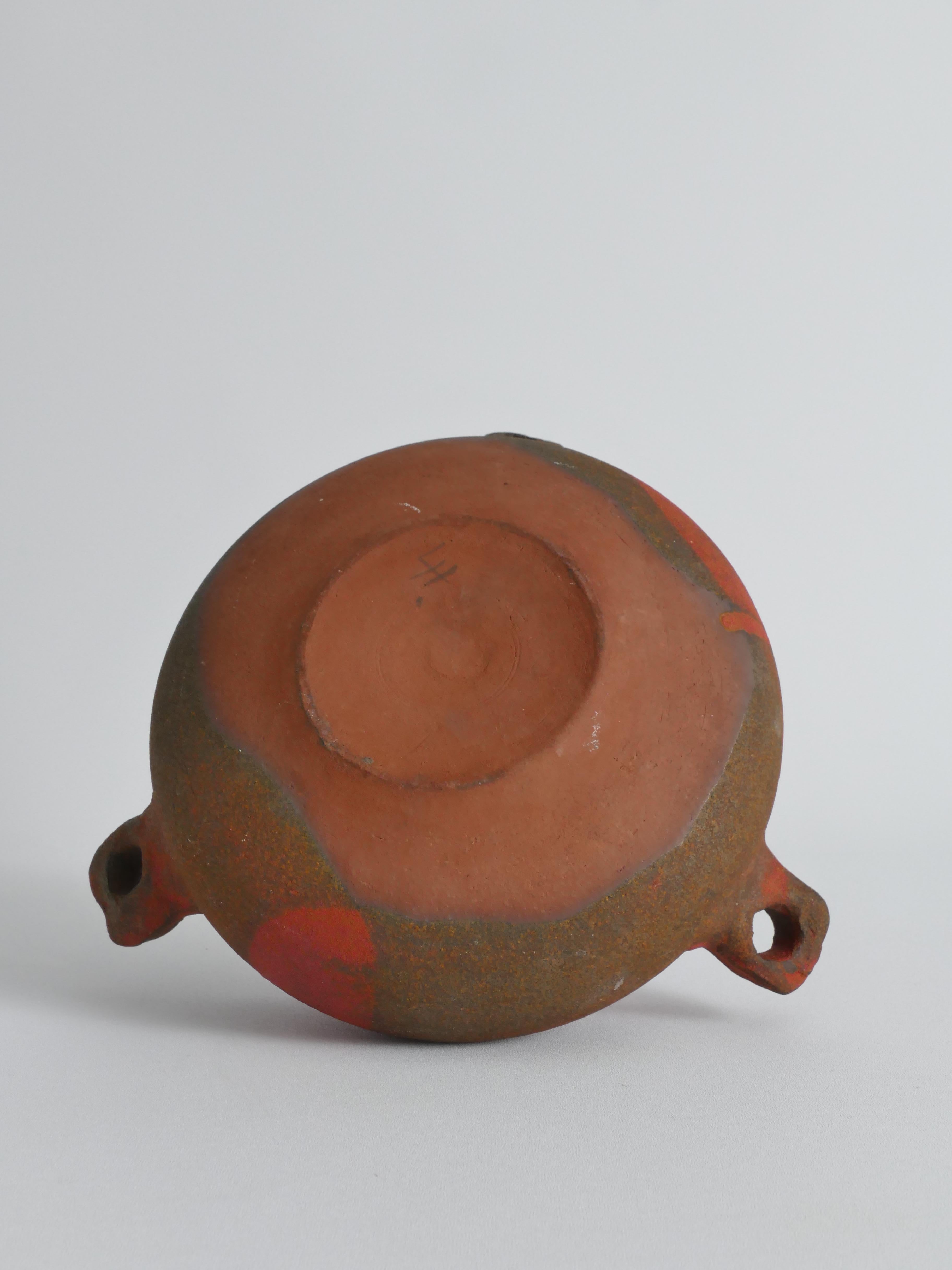 Artisanat Studio Pottery Vaisseau en céramique à trois anses en faïence en vente