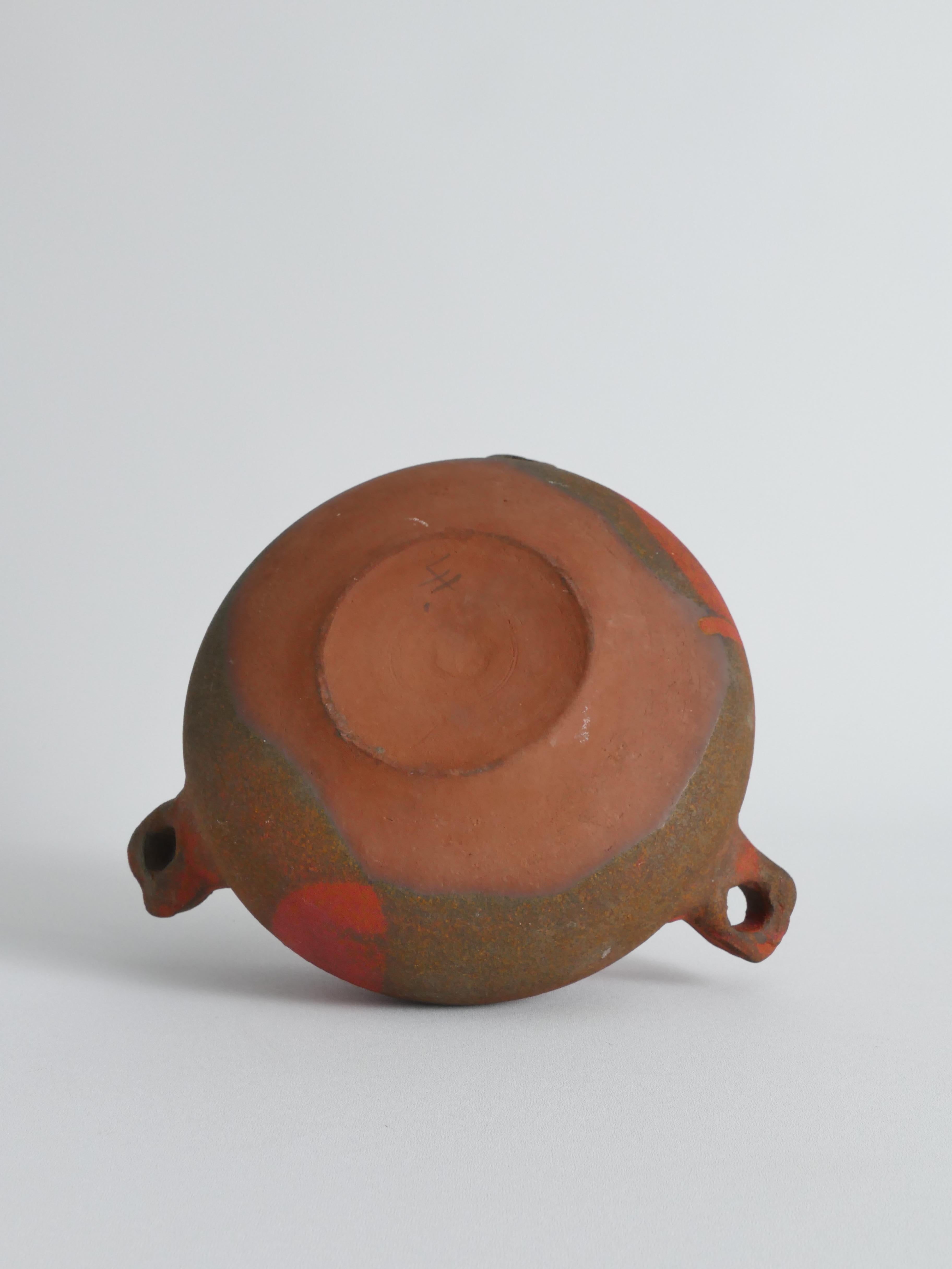 Européen Studio Pottery Vaisseau en céramique à trois anses en faïence en vente
