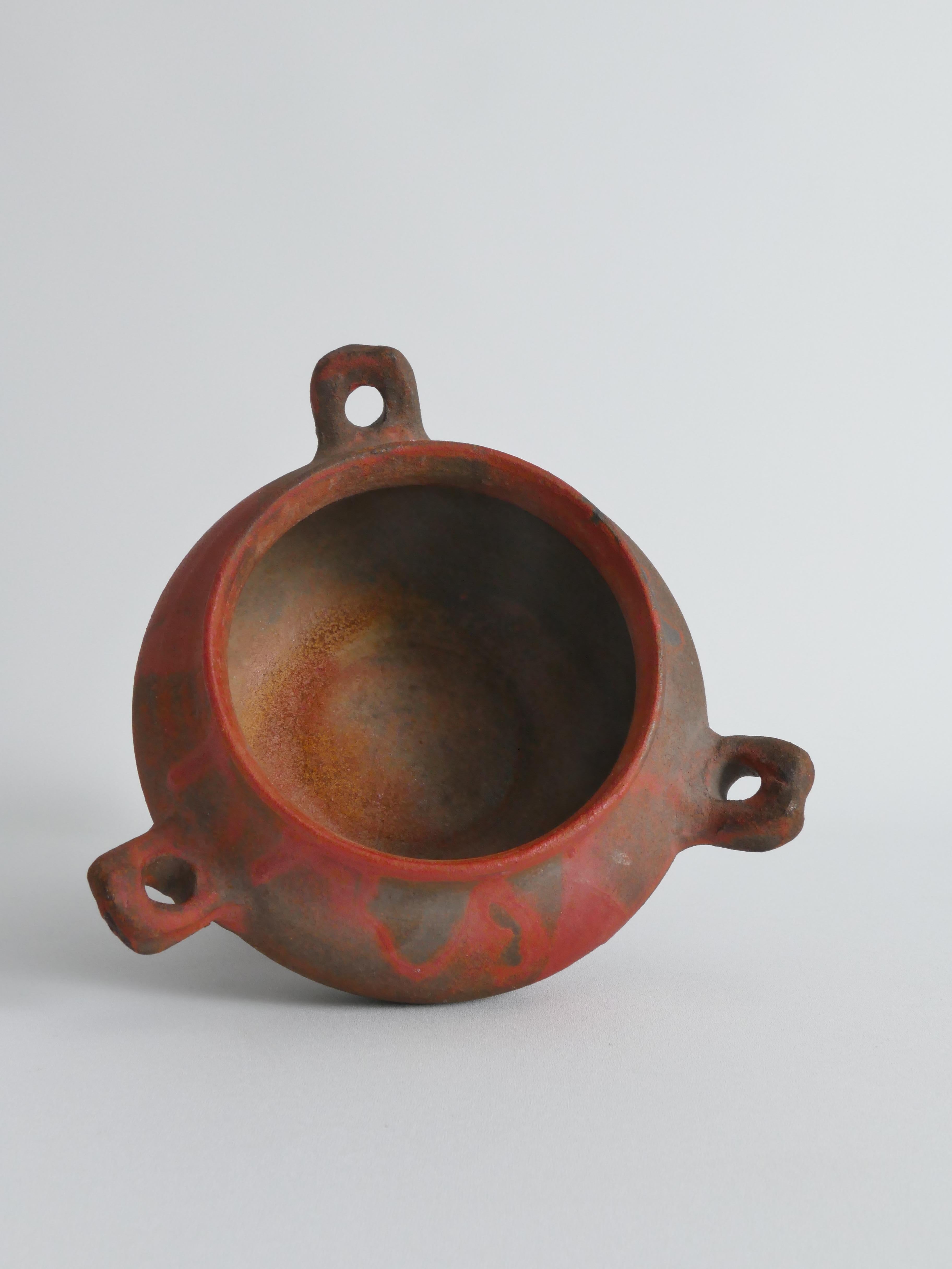 Studio Pottery Vaisseau en céramique à trois anses en faïence Bon état - En vente à Grythyttan, SE