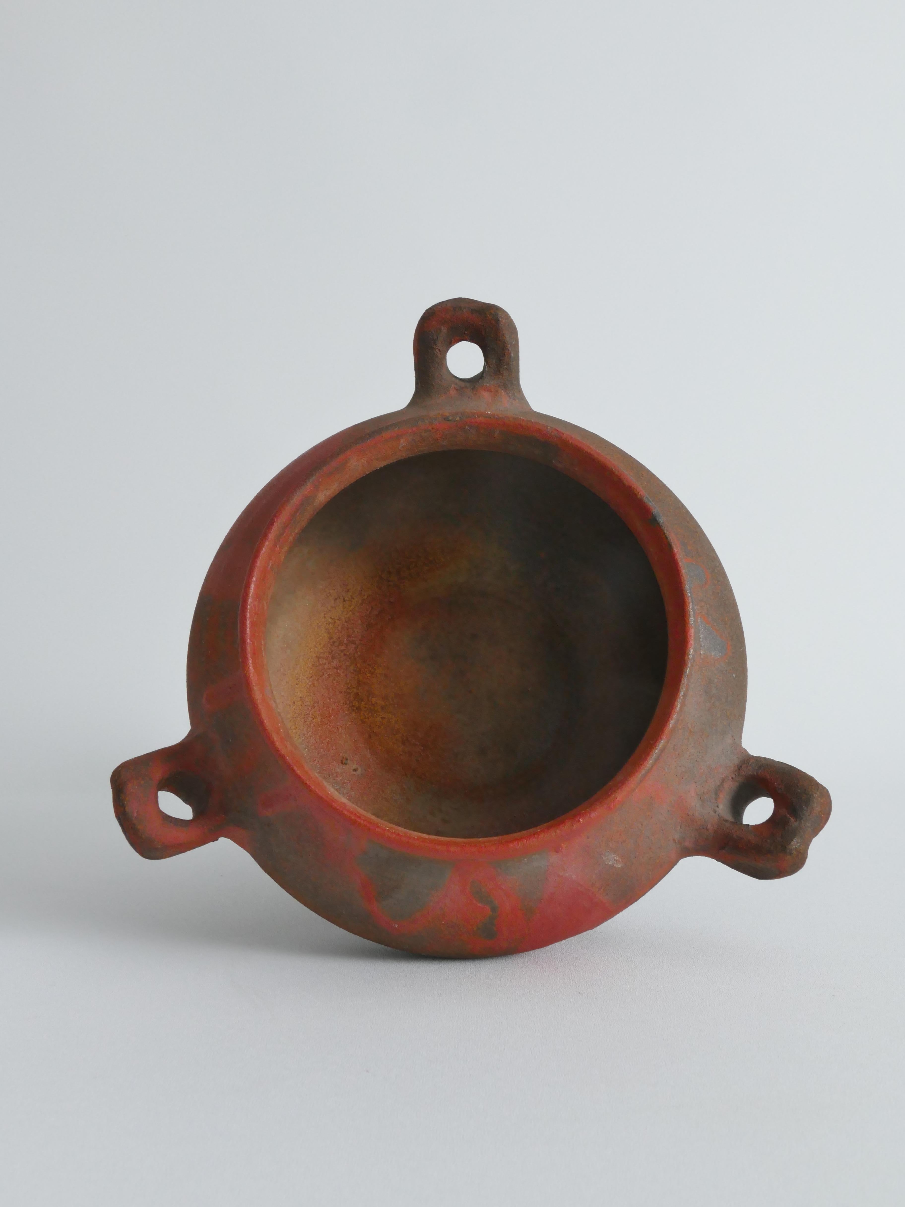 20ième siècle Studio Pottery Vaisseau en céramique à trois anses en faïence en vente
