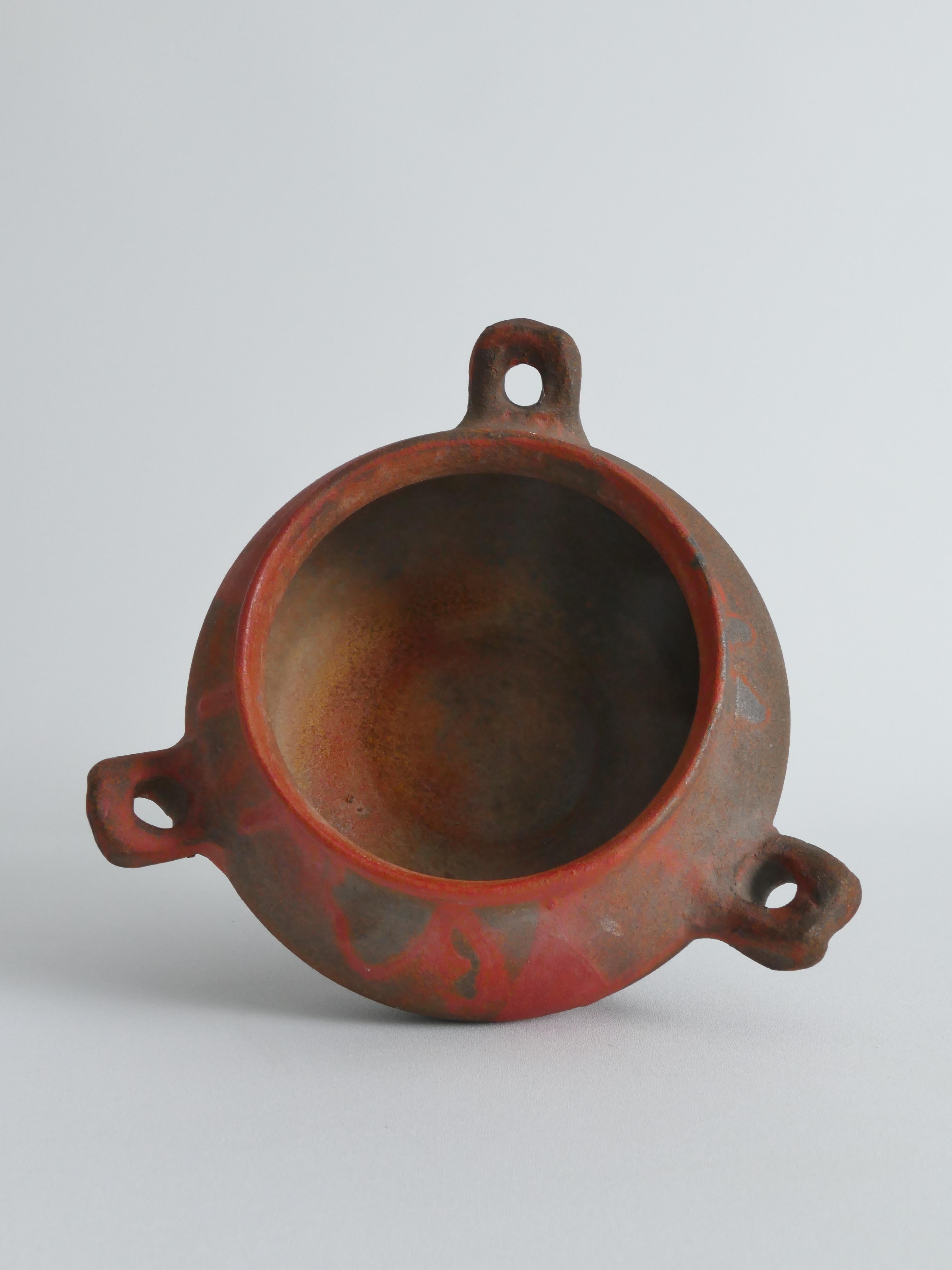 Poterie Studio Pottery Vaisseau en céramique à trois anses en faïence en vente