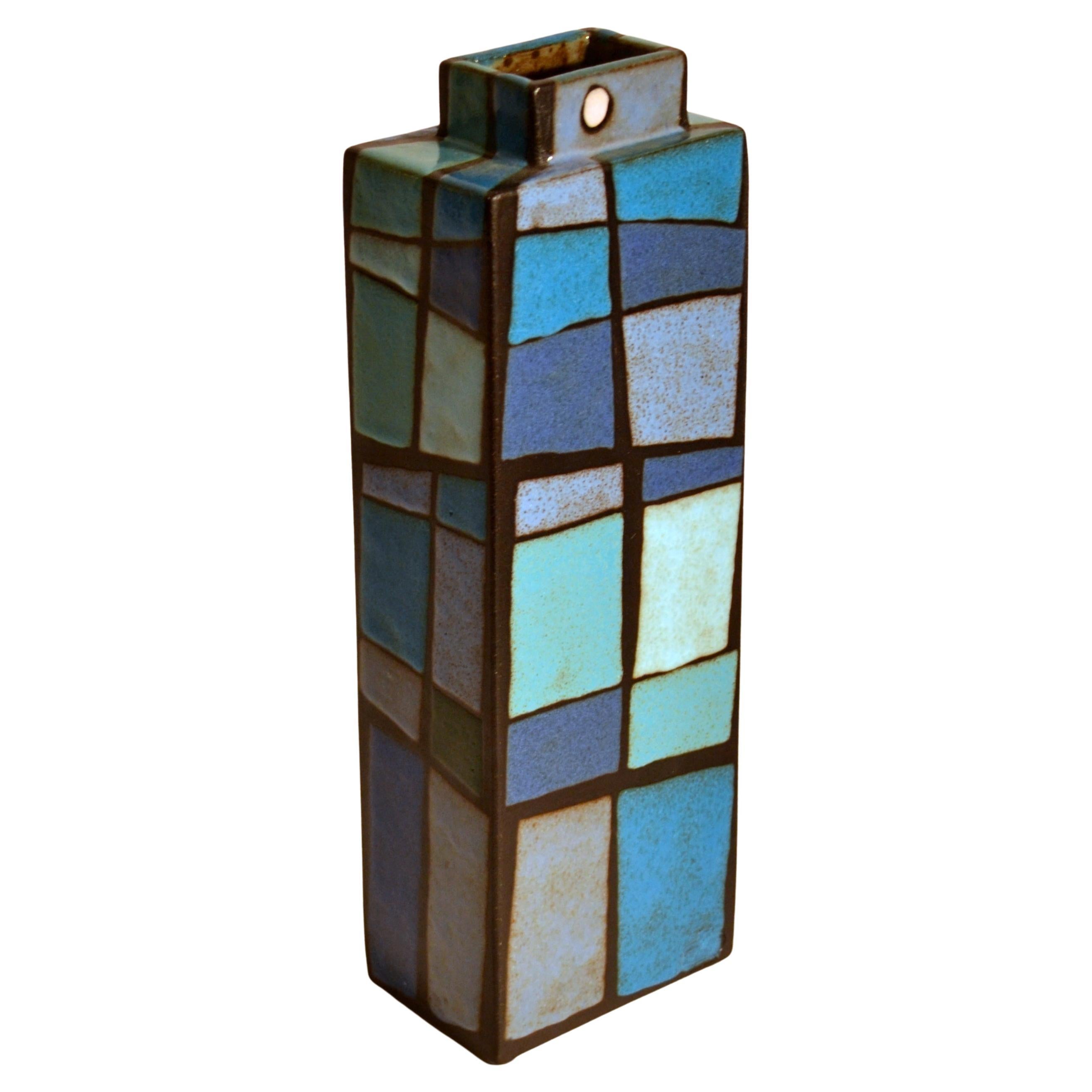 Geometrische Studio-Keramik-Vase in blauen Quadraten