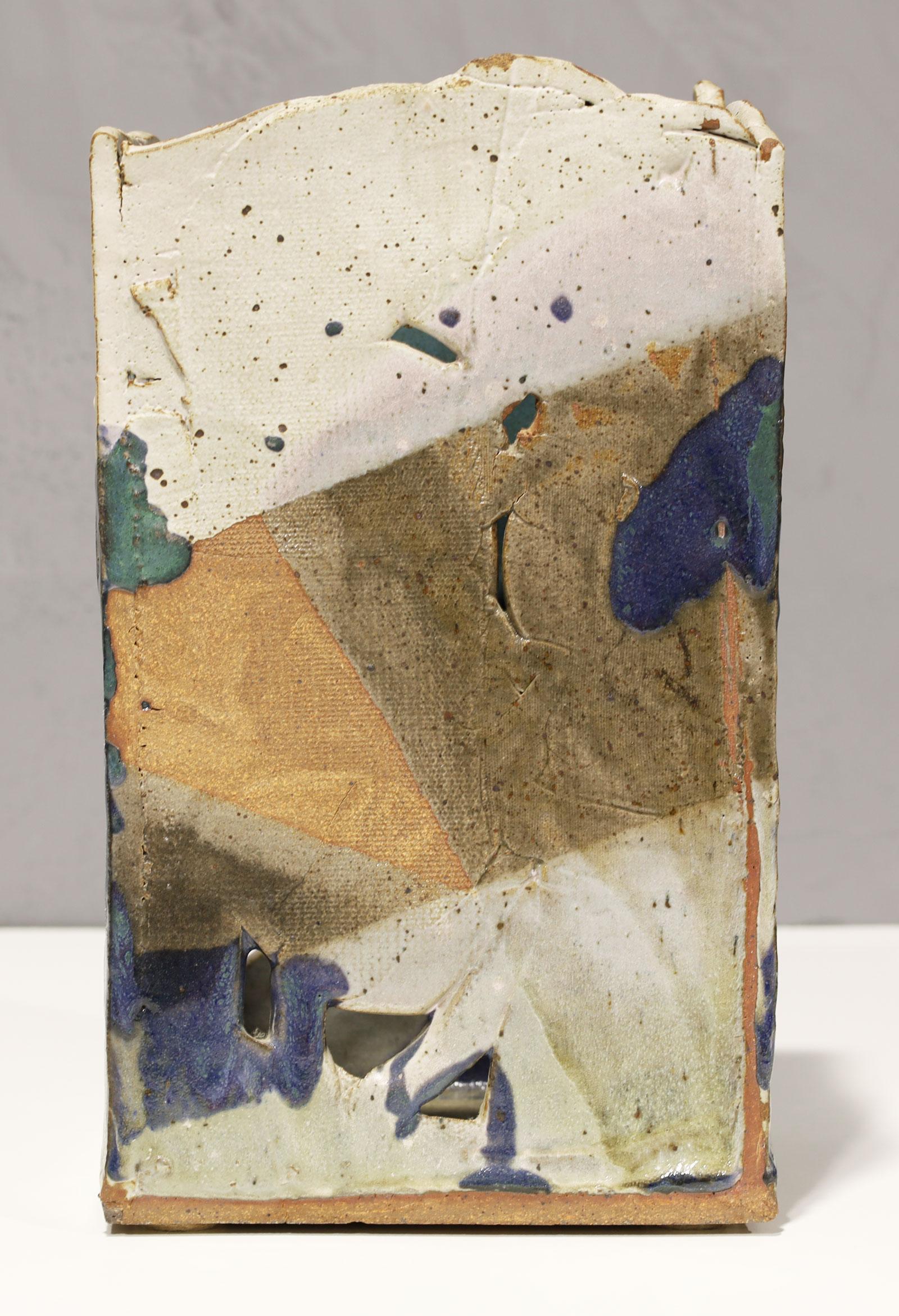 Vase unique en poterie de studio de forme carrée avec de multiples couleurs et percées.
