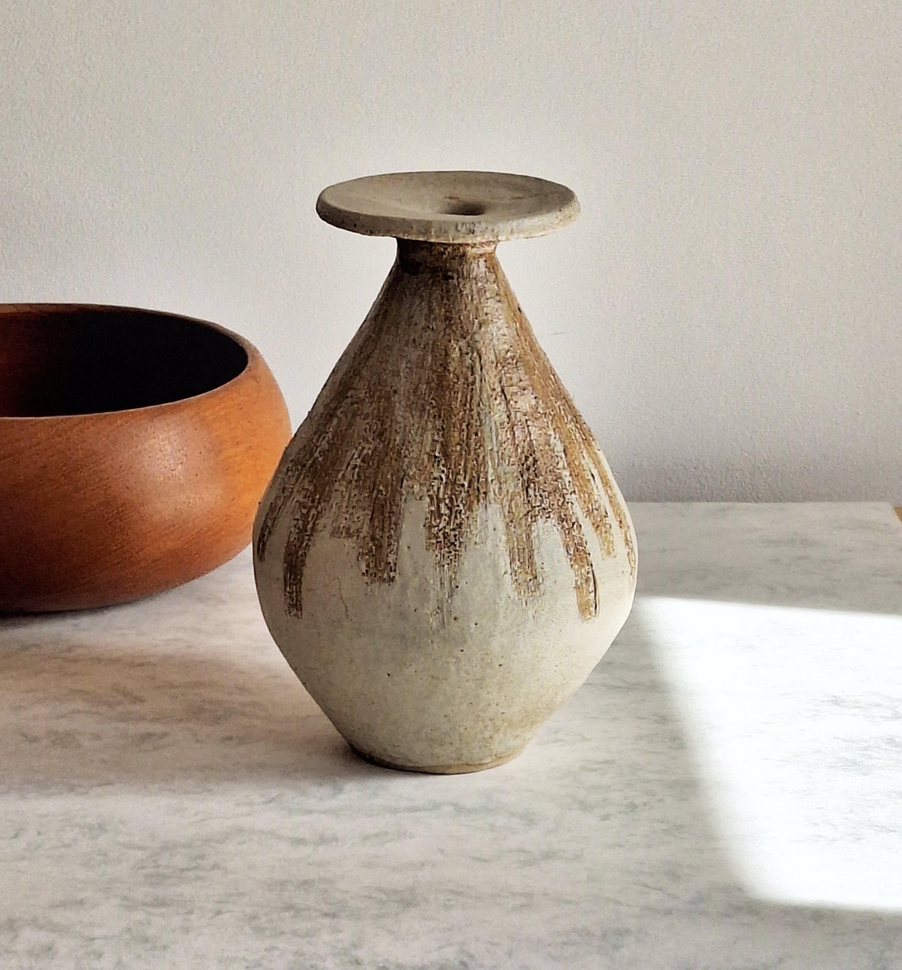 Un étonnant vase vintage en poterie de Studio, de forme arrondie et bulbeuse en forme de goutte d'eau, dans un style moderne typique du milieu du siècle, une pièce très élégante et substantielle à la fois.

Ce vase en grès lourd et arrondi se