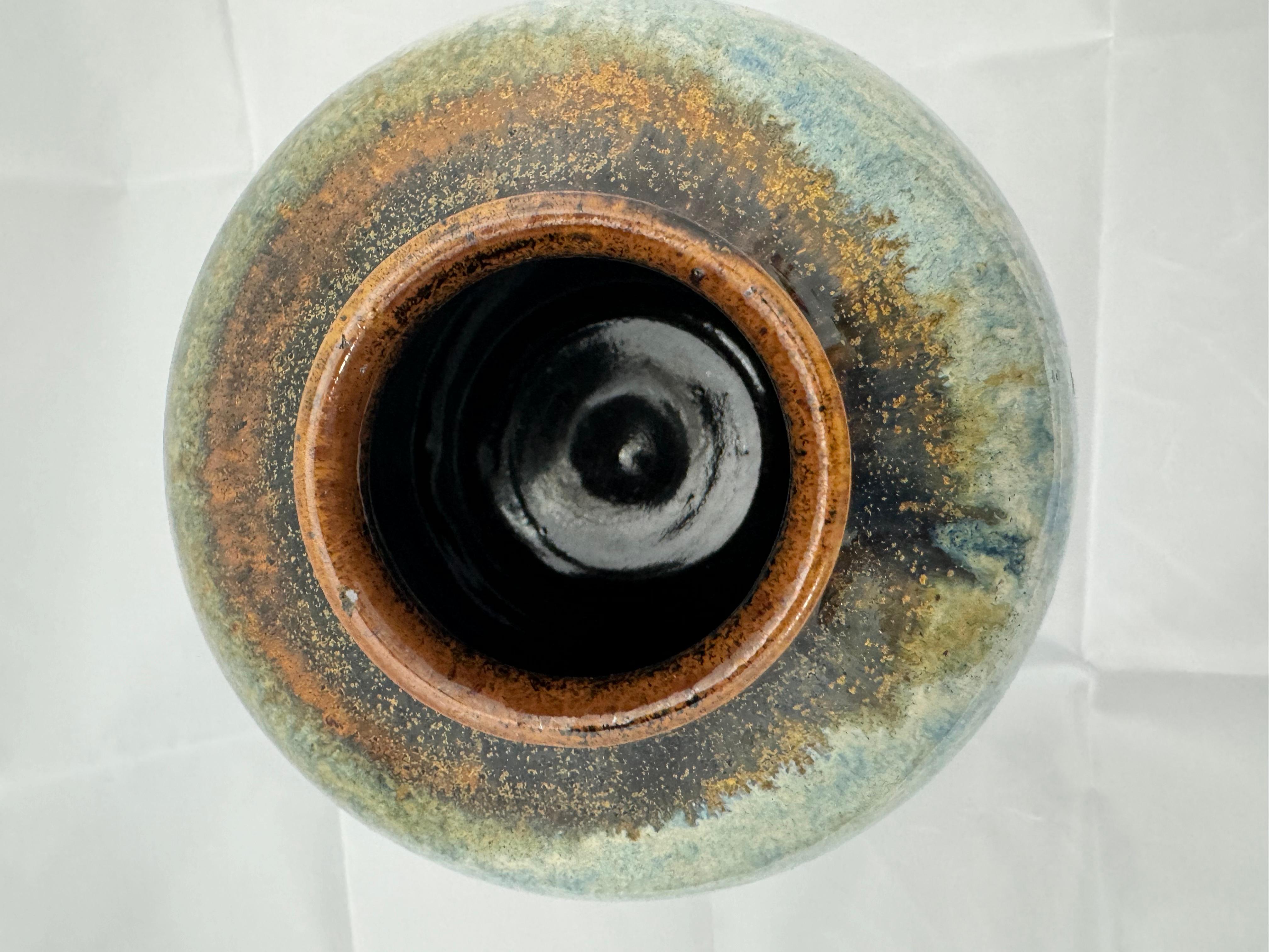 Joli vase en poterie fortement émaillée pour votre collection
