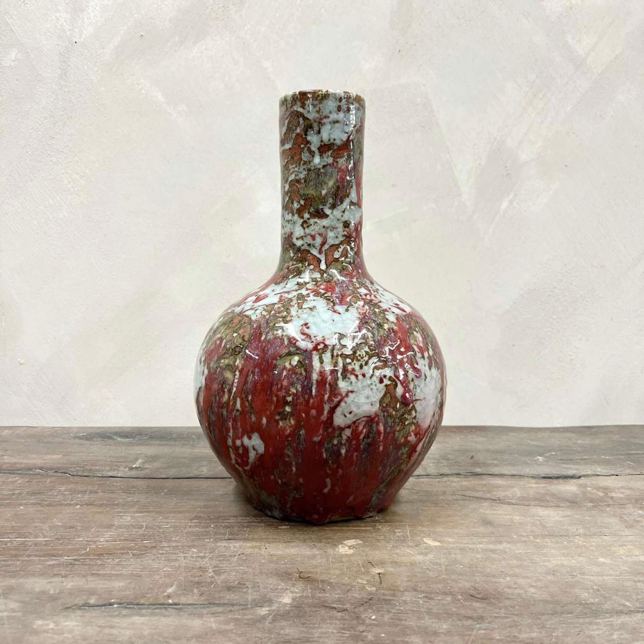 Un elegante jarrón de Studio Pottery pintado a mano con capas de esmalte de goteo mixto, que dan un efecto de mármol.

Bélgica, hacia 1970.

Altura - 34 cm
Anchura - 19 cm

Por favor, envía un mensaje si necesitas más información o fotos 

Estaremos