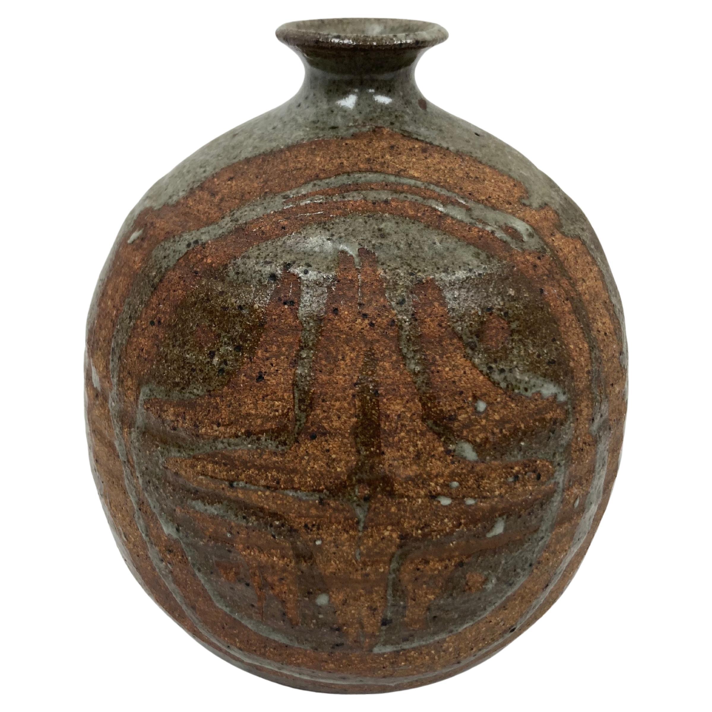 Vase en poterie émaillée de forme globulaire, de style asiatique, très bien réalisé. Rappelant les récipients de la cérémonie du thé vert, le vase présente un corps agréablement strié, une glaçure irrégulière gris olive et céladon appliquée pour