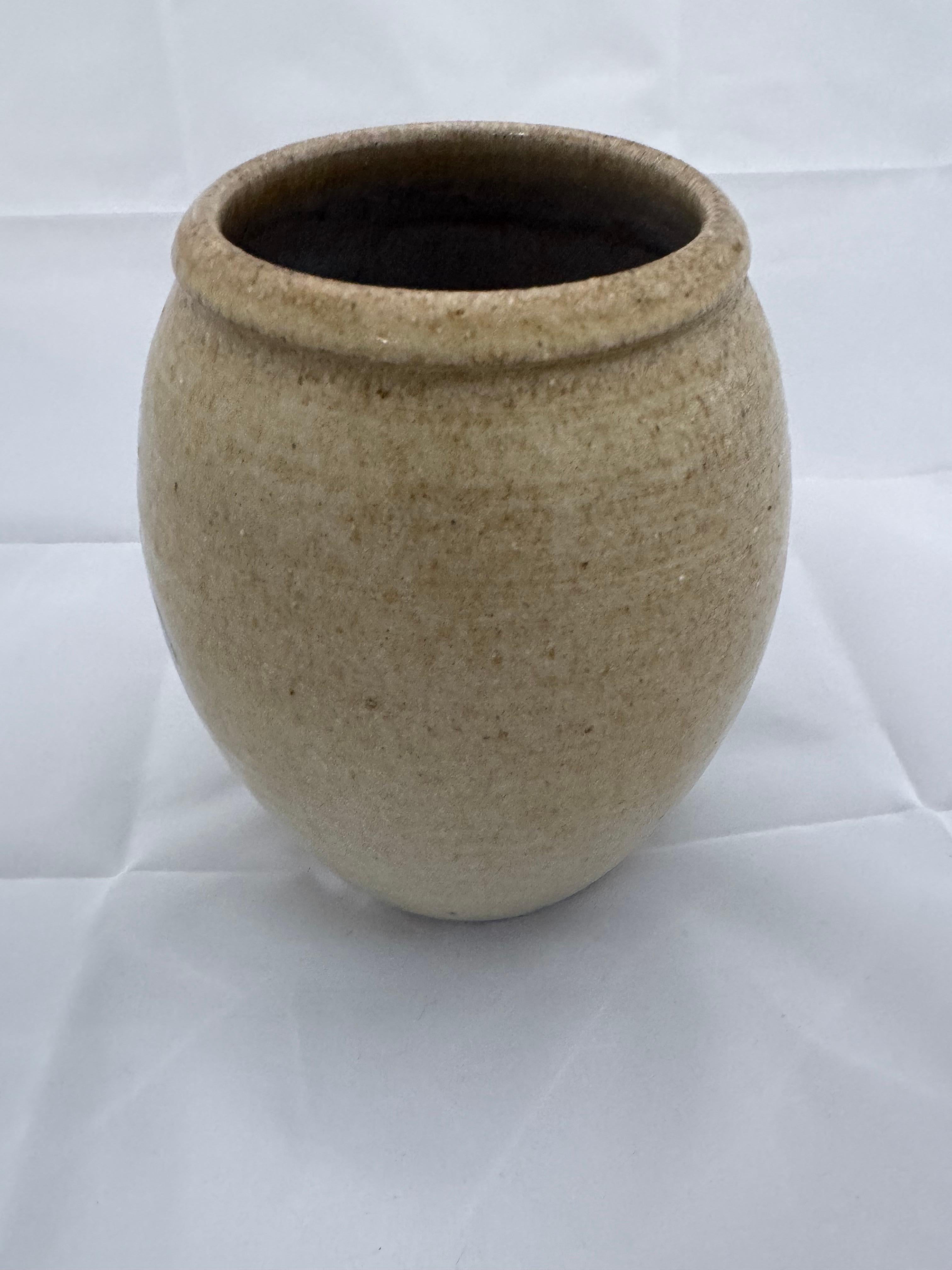 Joli vase en poterie pour votre collection