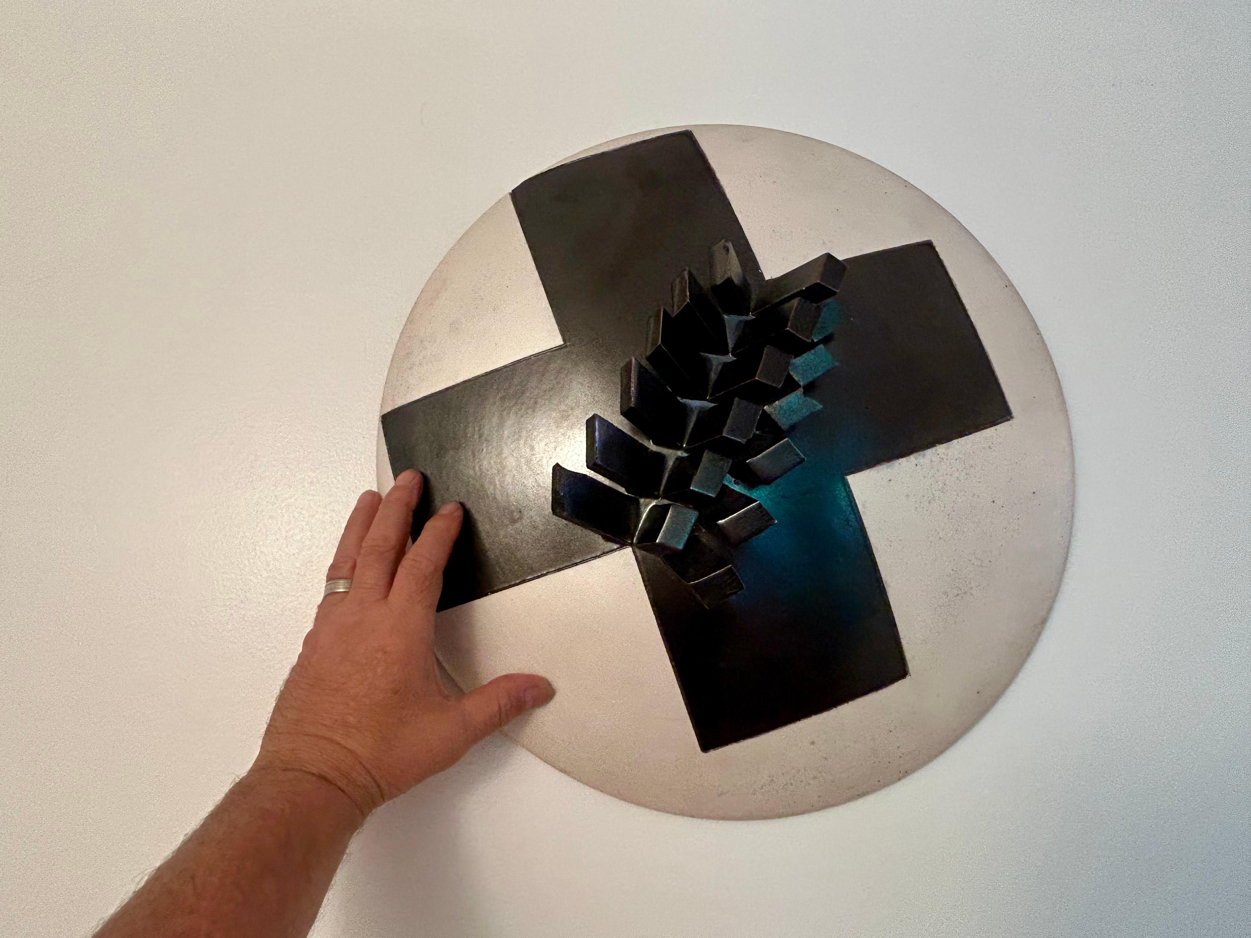 Einzigartiges Kunstobjekt.
Handgefertigte Studio-Keramik, schwarz-weiße Glasur mit kreuzförmigem Muster und Stalaktiten.
Originaler guter Zustand, geringe Abnutzung, kaum sichtbare Chips, keine Risse.
Eignet sich gut für Sammlungen und Dekorationen. 