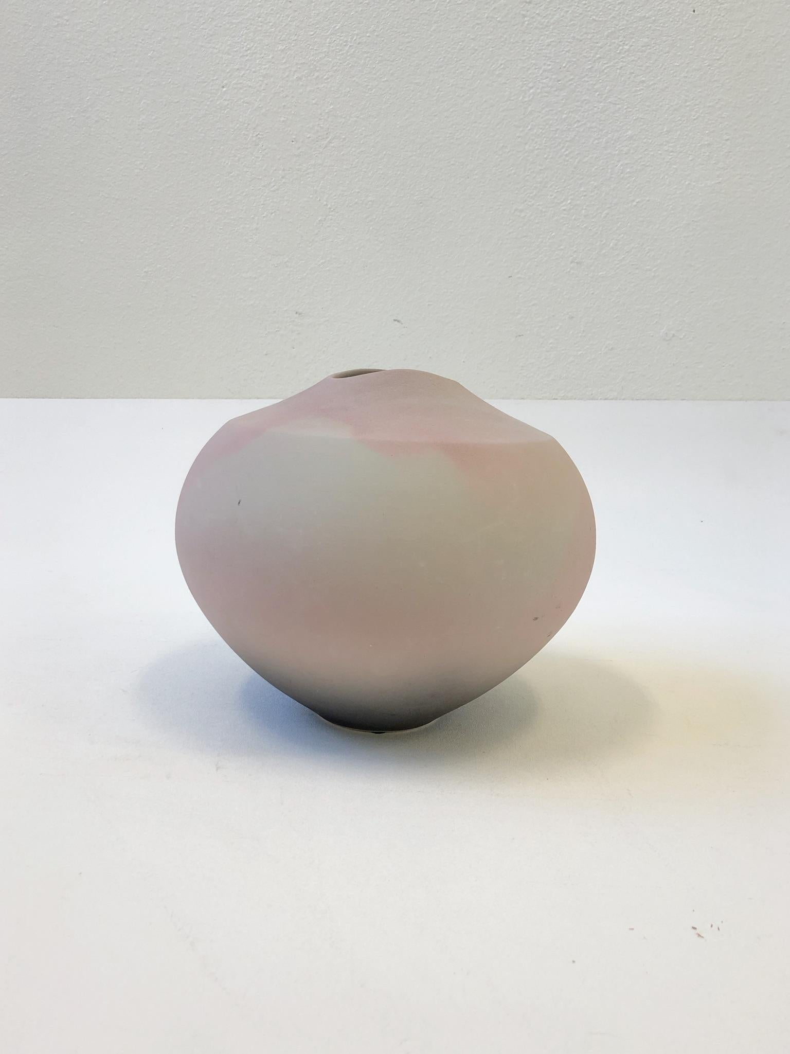 Un bellissimo vaso in ceramica Raku Ovoidale rosa disegnato negli anni '80 da Garry Ubben per Steve Chase. Il vaso è firmato Ubben e conserva l'etichetta di Steve Chase.
Dimensioni: 11